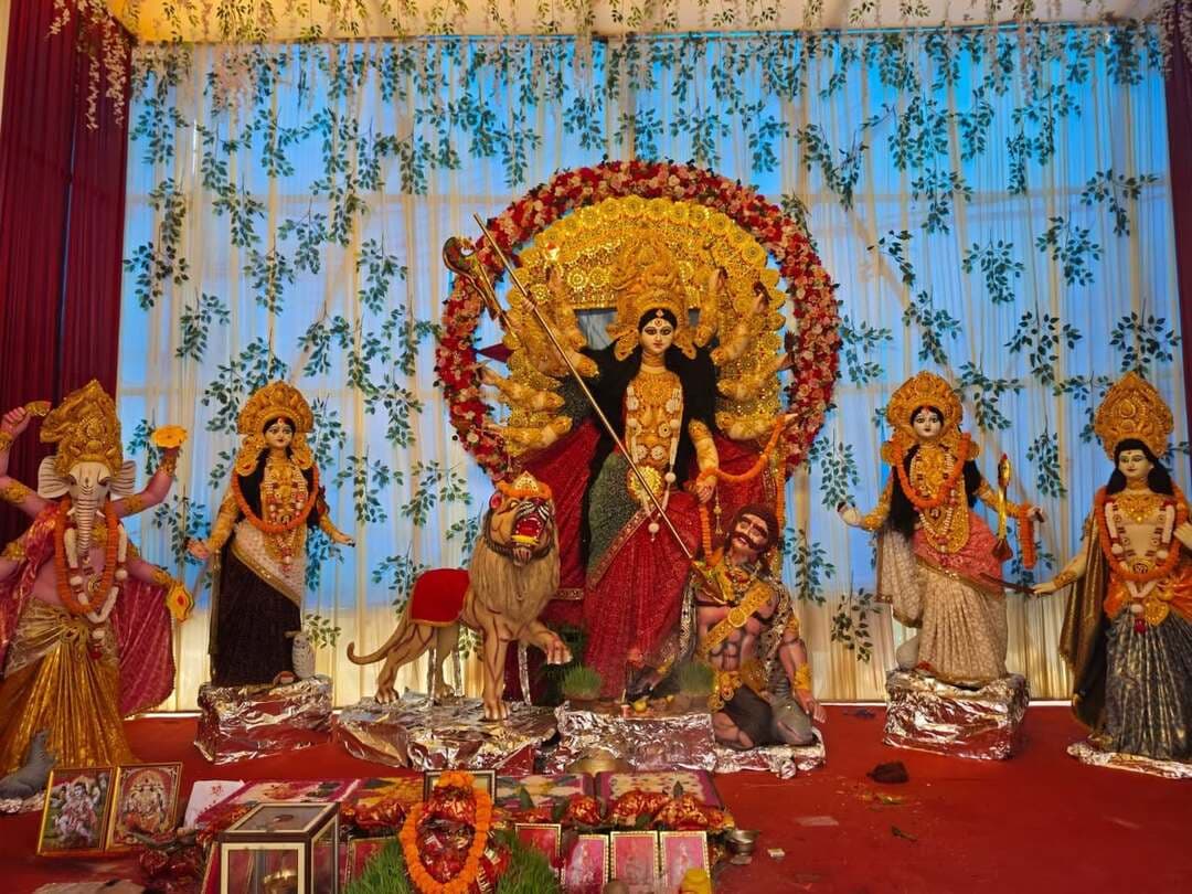 कहीं महिषासुर का वध करतीं मां दुर्गा, तो कहीं राधा-कृष्ण का श्रृंगार! बक्सर के पूजा पंडालों में दिख रहे देवी के अद्भुत रूप ..
खबर कमेंट बॉक्स में