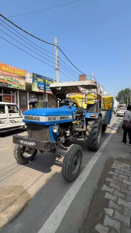 ट्रैक्टर ट्राली वाला आधा घंटे से ट्रैक्टर ट्राली खड़ी करके चला गया लगा लंबा जाम। ट्रैक्टर ट्राली वाले की वजह से सैकड़ो लोग हुए परेशान