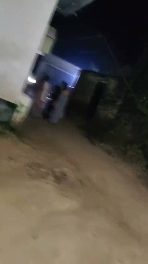 देवरिया जिले के भटनी थाना क्षेत्र स्थित एक गांव की वीडियो बताई जा रही है।
--वायरल वीडियो के आधार पर दावा है कि लूट के वांछित आरोपी को पकड़ने गई पुलिस महिलाओं के विरोध के चलते बैरंग लौट गई।
--आरोपी के परिजनों ने पुलिस पर महिलाओं के साथ मारपीट का आरोप लगाया है।