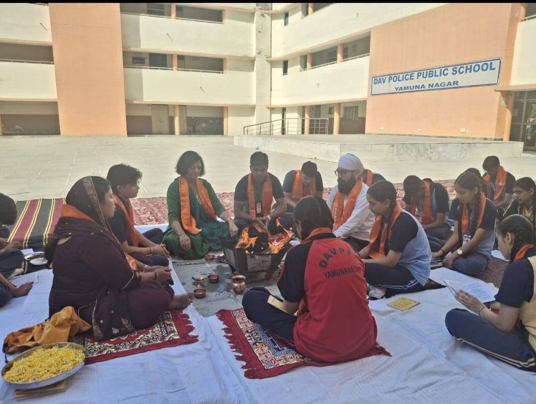 डी.ए.वी. पुलिस पब्लिक स्कूल जगाधरी में
प्रेरणा सप्ताह के अंतर्गत किया गया हवन
आर्य प्रादेशिक प्रतिनिधि उपसभा हरियाणा एवं आर्य युवा समाज हरियाणा के तत्वाधान में आर्य युवा समाज संस्था से जुड़े सभी विद्यालयों में प्रेरणा सप्ताह का आयोजन किया जा रहा है। महात्मा आनंद स्वामी जी के जन्मदिन 15 अक्तूबर से 24 अक्तूबर तक सभी डी.ए.वी. विद्यालयों में भजन, संगीत गोष्ठी, प्रभात फेरी, भाषण, कविता, नुक्कड़ नाटक, नशा का विरोध करते हुए रैली आदि का आयोजन किया जाएगा।इसी श्रृंखला में डी.ए.वी. पुलिस पब्लिक स्कूल जगाधरी में यज्ञ का आयोजन किया गया जिसमें विद्यालय की मैनेजर, डॉ. सुषमा आर्य मुख्य अतिथि के रूप में उपस्थित रहीं। विद्यालय के प्रभारी प्रधानाचार्य सरदार होशियार सिंह जी ने स्मृति-चिह्न स्वरूप पौधा देकर मैनेजर का स्वागत किया। प्रधानाचार्य ने छात्रों व अध्यापिकाओं सहित सभी की मंगलकामना करते हुए हवन में आहुति डाली। संगीत अध्यापक विकास मेहरा द्वारा सुंदर भजन प्रस्तुत किया गया।
डॉ. सुषमा आर्य जी ने कहा कि महात्मा आनंद स्वामी जी का जीवन हम सभी के लिए प्रेरणा का स्रोत है। उन्होंने जन कल्याण के लिए तथा राष्ट्र की उन्नति के लिए नि:स्वार्थ भाव से जो कार्य किए वह हमेशा श्रद्धा के साथ याद किए जाएँगे। प्रभारी प्रधानाचार्य सरदार होशियार सिंह जी ने आर्य प्रादेशिक प्रतिनिधि उपसभा का धन्यवाद किया जिन्होंने इस प्रेरणा सप्ताह का आयोजन किया जिसके माध्यम से छात्रों को वेदों के ज्ञान, आर्य-समाज की शिक्षाओं व महात्मा आनंद स्वामी जी के जीवन से अवगत होने तथा उनसे प्रेरणा लेकर सत्मार्ग पर चलने का उत्साह मिला। प्रधानाचार्य जी ने डॉ. सुषमा आर्या जी को भी धन्यवाद दिया जिन्होंने हवन में उपस्थित होकर छात्रों को आर्य समाज की महत्वपूर्ण शिक्षाओं से अवगत करवाया।प्रधानाचार्य जी ने कहा कि जीवन में किताबी शिक्षा के साथ-साथ धार्मिक शिक्षा भी अति आवश्यक है जो भावी पीढ़ी के व्यक्तित्व को निखारने एवं उन्हें अच्छा इंसान बनने के लिए प्रेरित करती है।
