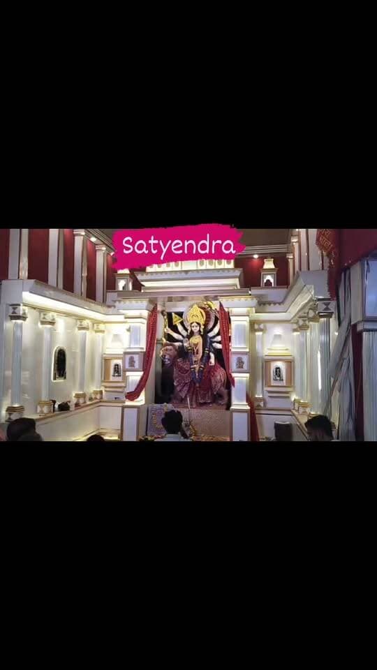 पिछोर के चांदनी चौक में आस्था का संगम, 50वें वर्ष पर 9 देवियों और 12 ज्योतिर्लिंग के दर्शन
शिवपुरी- पिछोर के चांदनी चौक में नवयुवक मंडल द्वारा इस वर्ष 50वां नवदुर्गा महोत्सव बड़े ही धूमधाम और हर्षोल्लास के साथ मनाया जा रहा है।
इस बार मंडल द्वारा विशेष आकर्षण के तौर पर 9 देवियों की अलग-अलग स्थापना की गई है। साथ ही परिसर में भैरवनाथ और भगवान भोलेनाथ के 12 ज्योतिर्लिंग के भी दर्शन कराए जा रहे हैं।
समिति के सदस्यों ने बताया कि शिवपुरी जिले में सबसे पहले 1977 में पिछोर में ही मां दुर्गा की स्थापना की गई थी। मां के प्रति लोगों की बढ़ती आस्था के बाद आज हर शहर, हर गांव और पिछोर के हर वार्ड में दुर्गा प्रतिमा स्थापित की जाती है।
50 वर्ष पूर्ण होने पर इस बार चांदनी चौक में भव्य आयोजन किया गया है, जहाँ दर्शन के लिए दूर-दूर से श्रद्धालु पहुंच रहे हैं। प्रतिदिन मां के दरबार में भंडारे का भी आयोजन किया जा रहा है देखिये पूरी खबर👇👇
