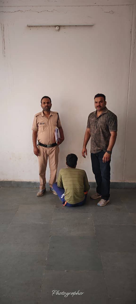 शिवपुरी- थाना अमोला पुलिस द्वारा नावालिग बच्ची के साथ छेडछाड करने के अपराध क्र. 232/26 में आरोपी रामेश्वर लोधी पुत्र जाहर सिंह लोधी को गिरफ्तार कर न्यायालय पेश किया गया।
