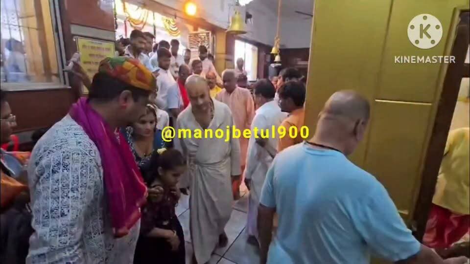 बैतूल के पवित्र नगरी मुलताई में आज नवरात्रि की सप्तमी पर दादा गुरु महाराज पहुंचे। बिना अन्न और जल के केवल नर्मदा वायु के भरोसे सैकड़ो किलोमीटर की नर्मदा परिक्रमा करने वाले निराहारी दादा गुरु ने मां ताप्ती के उद्गम स्थल पर पहुंचकर विभिन्न मंदिरों में पूजा-अर्चना की और पौराणिक कुंडों सहित ताप्ती उद्गम स्थल के दर्शन किए।
दादा गुरु ने मां ताप्ती के प्रभाव क्षेत्र और अवरुद्ध प्रवाह क्षेत्र का भी निरीक्षण किया। इसी दौरान उन्होंने मुलताई के लोगों से मां ताप्ती के प्रभाव क्षेत्र को अतिक्रमण से मुक्त करने की भावुक अपील की।
दादा गुरु ने कहा कि मकान, दुकान या अन्य निर्माण यदि ताप्ती के प्रभाव क्षेत्र में आ रहे हैं, तो लोग स्वयं आगे आकर इन्हें विनम्रता और सौहार्दपूर्ण तरीके से हटाएं। उन्होंने कहा कि मां ताप्ती की पवित्रता और प्राकृतिक प्रवाह को बनाए रखना सभी की जिम्मेदारी है।
दादा गुरु ने लोगों से मां ताप्ती को निर्मल रखने, उनके प्रवाह क्षेत्र को अवरुद्ध नहीं करने और अधिक से अधिक पेड़ लगाने का भी आह्वान किया। उन्होंने कहा कि ताप्ती की सेवा और संरक्षण का लाभ आने वाली पीढ़ियों को भी मिलेगा। केंद्रीय राज्य मंत्री दुर्गादास उइके ने दादा गुरु के आगमन पर कहा कि उनके पवित्र नगरी मुलताई के आगमन से बड़ा पुण्य लाभ इस क्षेत्र को मिला है उनकी अपील का बड़ा असर आने वाले दिनों में होगा।
दादा गुरु के इस कार्यक्रम के दौरान केंद्रीय राज्य मंत्री,विधायक और बड़ी संख्या में ताप्ती भक्त मौजूद रहे। उनके आगमन को लेकर श्रद्धालुओं में खासा उत्साह दिखाई दिया, वहीं सुरक्षा व्यवस्था को लेकर पुलिस प्रशासन भी मुस्तैद रहा।