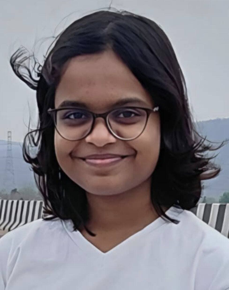 विश्वकर्मा बढ़ई समाज की बेटी अनन्या मालवी का इंदौर मेडिकल कॉलेज में एमबीबीएस के लिए चयन
फोटो -
बैतूल। मेहनत और लगन से हासिल की गई सफलता जब किसी बेटी के सपनों को नई उड़ान देती है, तो वह पूरे समाज के लिए गर्व का क्षण बन जाती है। विश्वकर्मा बढ़ई समाज समिति, जिला बैतूल के कार्यकारी अध्यक्ष हर्ष मालवी की बेटी अनन्या मालवी का मेडिकल कॉलेज इंदौर में एमबीबीएस पाठ्यक्रम के लिए चयन हुआ है। उनकी इस उपलब्धि से परिवार में खुशी का माहौल है, वहीं विश्वकर्मा बढ़ई समाज में भी गर्व और उत्साह है।
विश्वकर्मा बढ़ई समाज समिति के बलवीर मालवी ने खुशी जाहिर करते हुए कहा कि अनन्या मालवी ने मेडिकल कॉलेज में चयनित होकर अपने परिवार के साथ विश्वकर्मा बढ़ई समाज का नाम भी रोशन किया है। समाज के लिए यह विशेष गौरव की बात है कि समाज की बेटी ने चिकित्सा शिक्षा के क्षेत्र में यह महत्वपूर्ण सफलता हासिल की है। उनकी उपलब्धि से समाज की अन्य बेटियों को भी शिक्षा और अपने लक्ष्य हासिल करने के लिए प्रेरणा मिलेगी।
अनन्या मालवी के एमबीबीएस में चयनित होने पर विश्वकर्मा बढ़ई समाज समिति, जिला बैतूल के समस्त पदाधिकारियों और परिवारजनों ने उन्हें बधाई एवं शुभकामनाएं दीं। सभी ने उनके उज्ज्वल भविष्य की कामना करते हुए उम्मीद जताई कि अनन्या आगे भी इसी तरह सफलता हासिल कर परिवार और समाज का गौरव बढ़ाती रहेंगी।