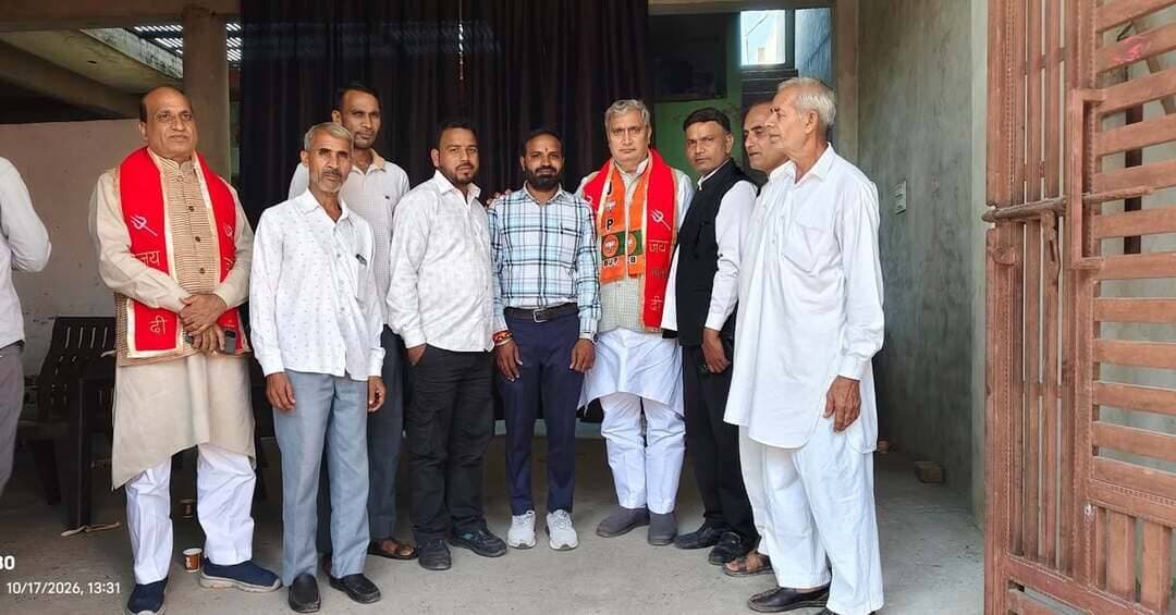 _*दि सहारनपुर वॉइस/न्यूज़ 7*_
_*सच्चाई के साथ हरदम*_
*👉🏾👉🏾 बेहट विधानसभा में भाजपा का स्नातक मतदाताओं से जनसंपर्क अभियान तेज, गांव-गांव पहुंच रहे नेता!!*
*👉🏾👉🏾 पूर्व विधायक नरेश सैनी सहित भाजपा पदाधिकारियों ने कई गांवों में किया संपर्क, स्नातक मतदाताओं से संवाद!!*
*मिर्जापुर/बेहट/सहारनपुर*
_बेहट विधानसभा क्षेत्र में स्नातक मतदाताओं से संपर्क स्थापित करने के उद्देश्य से पूर्व विधायक नरेश सैनी सहित भाजपा पदाधिकारियों ने गांव-गांव जाकर जनसंपर्क अभियान चलाया। इस दौरान बेहट मंडल, शाकुंभरी मंडल और सढोली कदीम मंडल के अंतर्गत आने वाले विभिन्न गांवों में पहुंचकर स्नातक मतदाताओं से संपर्क कर शिक्षक एवं स्नातक प्रत्याशी श्री चंद शर्मा एवं दिनेश गोयल के पक्ष में वोट डालने का आह्वान किया गया। जनसंपर्क अभियान के तहत दयालपुर, रतनपुरा, हरिपुर, फतेहपुर, बेहट, जसमोर, कासमपुर, सलेमपुर भूड़, सढोली, मलकपुर और डडूमाजरा, असगरपुर , सहित अन्य गांवों में मतदाताओं से संवाद किया गया।इस अभियान में पूर्व विधायक नरेश सैनी, डीसीडीएफ चेयरमैन सोनेन्द्र राणा, गन्ना समिति चेयरमैन मुल्किराज सैनी, मंडल अध्यक्ष विजेन्द्र सैनी, सतेन्द्र कुमार एवं मुकेश चौहान, जिला सह संयोजक अनुज सैन,मंडलमहामंत्री संयज कुमार, मण्डल उपाध्यक्ष, शेठपाल, अनिल बाल्मीकि, जगदीश राणा, रणबीर, मनवीर, संदीप सहगल, शुभम कांबोज और भाजपा के वरिष्ठ नेता सोहन मुखिया, सहित अन्य भाजपा पदाधिकारी एवं कार्यकर्ता मौजूद रहे।भाजपा पदाधिकारियों ने गांवों में पहुंचकर स्नातक मतदाताओं से संपर्क स्थापित किया और संगठनात्मक गतिविधियों के तहत संवाद किया। अभियान के माध्यम से मतदाताओं तक पहुंच बनाने तथा उनसे सीधे संपर्क को मजबूत करने पर जोर दिया गया!!_
Naresh Saini BJP Saharanpur #mlc
#highlighteveryone #MLCElection2026