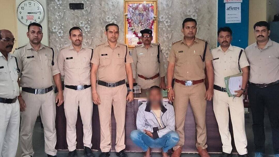 थाना कोतवाली पुलिस द्वारा फायरिंग कर हत्या के प्रयास के मामले में फरार मुख्य आरोपी टीपू करिया को कर्नाटक, महाराष्ट्र, उत्तरप्रदेश सहित 4 राज्यों में तलाश कर किया गया गिरफ्तार, घटना में प्रयुक्त देशी कट्टा एवं कारतूस बरामद
थाना कोतवाली के 2, थाना नौगांव के 1 एवं जिला जबलपुर के 1 सहित कुल 4 प्रकरणों में था वांछित- हत्या के प्रयास, अवैध हथियार, अपहरण, मारपीट एवं अवैध शराब सहित 22 से अधिक अपराधों में लिप्त
दिनांक 3 अक्टूबर की रात्रि थाना कोतवाली क्षेत्रांतर्गत नारायणपुरा रोड पर जान से मारने की नीयत से फायरिंग की घटना संबंधी रिपोर्ट पर थाना कोतवाली में हत्या के प्रयास एवं आयुध अधिनियम की संबंधित धाराओं के तहत प्रकरण पंजीबद्ध किया गया था।
पुलिस अधीक्षक छतरपुर श्री रजत सकलेचा द्वारा घटना की गंभीरता को देखते हुए फायरिंग कर हत्या के प्रयास की वारदात को अंजाम देने वाले आरोपियों की शीघ्र गिरफ्तारी के लिए पुलिस टीम को आवश्यक निर्देश दिए गए। प्रकरण की लगातार मॉनिटरिंग की जा रही थी।
थाना कोतवाली पुलिस टीम द्वारा उक्त मामले में पूर्व में आरोपी अन्नी उर्फ मेहताब खान निवासी रानी तलैया, छतरपुर को गिरफ्तार किया गया था। घटना में प्रयुक्त स्कूटी भी जब्त की गई थी। प्रकरण के मुख्य आरोपी टीपू करिया की गिरफ्तारी के लिए पुलिस लगातार प्रयास कर रही थी।
फरार आरोपी की तलाश में पुलिस टीमों द्वारा कर्नाटक के बेंगलुरु, महाराष्ट्र के पुणे एवं नागपुर सहित उत्तर प्रदेश तथा मध्य प्रदेश के विभिन्न जिलों में तलाश की गई। पुलिस टीम ने मुख्य आरोपी टीपू करिया उर्फ अरशद खान, पिता जमाल खान, निवासी सबनीगर मोहल्ला, छतरपुर को गिरफ्तार किया। आरोपी के कब्जे से घटना में प्रयुक्त 315 बोर का देशी कट्टा, तीन जिंदा कारतूस, एक खाली खोखा एवं मोबाइल फोन बरामद किया गया।
पूछताछ के दौरान आरोपी ने नारायणपुरा रोड पर हुई फायरिंग एवं हत्या के प्रयास की घटना के संबंध में कॉन्ट्रैक्ट की बात बताई है। मामले में अन्य आरोपी के संबंध में भी जानकारी प्राप्त हुई है, जिसकी तलाश की जा रही है।
आदतन अपराधी टीपू करिया हत्या के प्रयास, अवैध हथियार रखने, अवैध शराब, अवैध वसूली, अपहरण एवं मारपीट जैसे 22 से अधिक अपराधों में लिप्त है। आरोपी थाना कोतवाली के हत्या के प्रयास के प्रकरण तथा जुलाई माह में दर्ज अवैध वसूली एवं मारपीट से संबंधित एक अन्य प्रकरण सहित दो मामलों में फरार था। इसके अतिरिक्त, थाना नौगांव में वर्ष 2019 में दर्ज अवैध हथियार एवं अपहरण से संबंधित प्रकरण तथा जिला जबलपुर के एक अन्य प्रकरण में भी फरार था। आरोपी कुल चार प्रकरणों में वांछित था।
उक्त कार्यवाही में अतिरिक्त पुलिस अधीक्षक छतरपुर श्री आदित्य पटले एवं नगर पुलिस अधीक्षक श्री अरुण कुमार सोनी के मार्गदर्शन में थाना प्रभारी कोतवाली निरीक्षक सतीश सिंह, उपनिरीक्षक श्री वीरेंद्र रैकवार, आरक्षक कपिन्द्र, नरेश, संदीप, अजय मिश्रा, साइबर से धर्मराज एवं टीम की भूमिका रही।