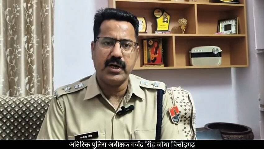 30 लाख रुपये के ट्रेलर की धोखाधड़ी का आरोपी गिरफ्तार, खुर्द-बुर्द किया गया ट्रेलर बरामद।
दैनिक वीरधरा राजस्थान।
चित्तौड़गढ़। बस्सी थाना पुलिस ने धोखाधड़ी के मामले में कार्रवाई करते हुए एक आरोपी को गिरफ्तार कर उसके कब्जे से करीब 30 लाख रुपये कीमत का चोरी किया गया टाटा ट्रेलर बरामद किया है। आरोपी ने परिवादी की गाड़ी को खुर्द-बुर्द कर धोखाधड़ी की थी।
जिला पुलिस अधीक्षक धर्मेंद्र सिंह ने बताया कि 29 जुलाई 2026 को प्रार्थी रतनलाल खटीक निवासी इन्द्रा मार्केट बस्सी ने थाने पर एक लिखित रिपोर्ट इस आशय की पेश की कि मेरी गाडी टाटा ट्रेलर गाड़ी पर चालक के तौर पर कन्हैयालाल पिता भग्गू खटीक उम्र वयस्क निवासी इन्द्रा मार्केट बस्सी, पुलिस थाना बस्सी रखा था। कुछ समय बितने पर चालक ने गाडी का हिसाब नहीं दिया न ही गाडी मुझ प्रार्थी को दिखाई गाड़ी के बारे मे पुछने पर ईधर उधर की बाते करता। मेरी गाडी को बदनियति से चालक कन्हैयालाल द्वारा खुर्द बुर्द कर मुझे करीब 30 लाख रूपये का नुकसान पहुंचाया है। थाना बस्सी पर प्रकरण दर्ज कर अनुसंधान शुरू किया गया। तथा अतिरिक्त पुलिस अधीक्षक गजेन्द्र सिंह जोधा तथा वृत्ताधिकारी ग्रामीण दिनेश सुखवाल के निकटतम सुपरविजन मे थानाधिकारी बस्सी प्रेमसिंह के नेतृत्व में पुलिस टीम का गठन किया जाकर आरोपी कन्हैयालाल उर्फ काना जो काफी समय से अपनी सकुनत से फरार चल रहा था। जिसे गिरफतार कर अभियुक्त से प्रकरण का माल मशरूका करीब 30 लाख रुपए का टाटा ट्रेलर गाड़ी मय ट्रोला को बरामद कर जब्ती की कार्यवाही की गई। अभियुक्त से अनुसंधान किया जा रहा है।