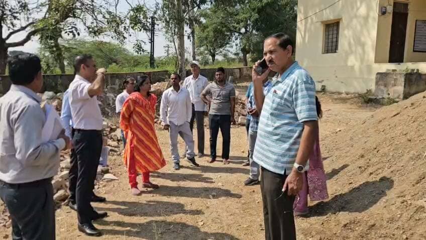 एसडीएम व बीडीओ ने लिया कई पंचायतों में व्यवस्थाओ का जायजा, दिए आवश्यक निर्देश।
दैनिक वीरधरा राजस्थान।
चित्तौड़गढ़। उपखंड अधिकारी दिलीप सिंह एवं विकास अधिकारी जितेन्द्र सिंह द्वारा संयुक्त रूप से ग्राम पंचायत मानपुरा, सैमलपुरा, नगरी, आवलहेड़ा, घोसुंडी, बस्सी, सोनगर, पालका, केलजर, विजयपुर, अमरपुरा, उदपुरा, घटियावली एवं गिलुंड में स्थित विद्यालयों तथा विद्यालय परिसरों में स्थापित मतदान केंद्रों का निरीक्षण किया गया।
निरीक्षण के दौरान मतदान केंद्रों पर उपलब्ध आवश्यक व्यवस्थाओं का जायजा लिया गया तथा संबंधित अधिकारियों एवं कार्मिकों को समस्त आवश्यक व्यवस्थाएं समयबद्ध रूप से पूर्ण करने, मतदान केंद्रों पर साफ-सफाई सुनिश्चित करने तथा परिसर को स्वच्छ एवं सुव्यवस्थित रखने के निर्देश प्रदान किए गए। इसके अतिरिक्त मतदान प्रक्रिया को सुचारू रूप से संपन्न कराने हेतु आवश्यक दिशा-निर्देश जारी किए गए।
