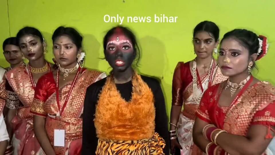 लखीसराय छोटी दुर्गा स्थान बेलभरनी शोभा यात्रा के दौरान कलाकारों ने रखी अपनी बात,मामले में वीडियो काफी तेजी से हो रहा वायरल।