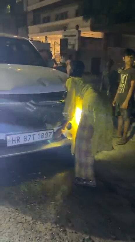 कल की घटना है, सेक्टर -85 की संजीव कुमार नाम है इनका जो इनके ऊपर गाड़ी चढ़ा दी है गाड़ी वाले ने शराव पी रखी थी।
#vairalvideo
#faridabad