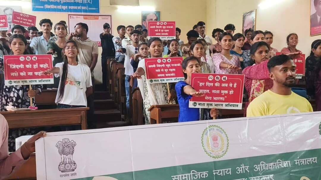 सेवा संकल्प अभियान एवं ‘पड़ोस युवा संसद 2026-27’ के अंतर्गत ‘नशामुक्त युवा’ थीम पर जागरूकता कार्यक्रम का आयोजन किया गया। दिनांक 17 अक्टूबर 2026 को पीएमश्री डॉ. पदुमलाल पुन्नालाल बख्शी स्कूल के विज्ञान भवन परिसर में आयोजित कार्यक्रम में समाज कल्याण विभाग द्वारा विद्यार्थियों को नशे के दुष्परिणामों की जानकारी देते हुए उन्हें नशे से दूर रहने तथा नशामुक्त समाज के निर्माण में सक्रिय भागीदारी निभाने का संकल्प दिलाया।
#सेवा_संकल्प_अभियान_SevaSankalpAbhiyan #SevaSankalp_JanSeva_JanBhagidari #ViksitChhattisgarh #SevaSeVikas
#modiat25