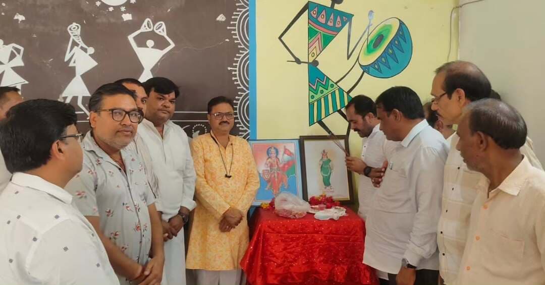 नगर पंचायत गंडई द्वारा सेवा संकल्प अभियान के अंतर्गत शनिवार को ‘सेवा संकल्प अभियान संवाद एवं पंचायत से पार्लियामेंट तक’ कार्यक्रम आयोजित किया गया। नगर स्तर पर आयोजित जनप्रतिनिधि समागम में अभियान के उद्देश्यों पर प्रकाश डाला गया तथा जनप्रतिनिधियों ने सेवा भाव से कार्य करने का संकल्प लिया। इसके साथ ही पिछले एक माह से संचालित सेवा संकल्प अभियान का समापन हुआ।
#सेवा_संकल्प_अभियान_SevaSankalpAbhiyan #SevaSankalp_JanSeva_JanBhagidari #ViksitChhattisgarh #SevaSeVikas
#modiat25
