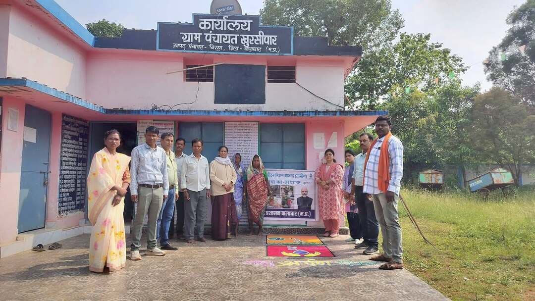 #बालाघाट
खुर्सीपार में मनाया गया जल अर्पण दिवस, नल-जल योजना ग्राम पंचायत को सौंपी
अनुसूचित जनजाति आयोग सदस्य श्री भगत सिंह नेताम और जिला पंचायत सदस्य अनुपमा नेताम की उपस्थिति में ग्रामीणों ने लिया जल संरक्षण का संकल्प
लोक स्वास्थ्य यांत्रिकी विभाग के कार्यपालन यंत्री श्री बी.एल. उइके के मार्गदर्शन में 17 अक्टूबर को विकासखंड बिरसा के ग्राम खुर्सीपार में जल अर्पण दिवस मनाया गया। इस अवसर पर गांव की नल-जल योजना को औपचारिक रूप से ग्राम पंचायत एवं स्थानीय समुदाय को हस्तांतरित किया गया। कार्यक्रम में ग्रामीणों, स्कूली बच्चों और जनप्रतिनिधियों ने उत्साहपूर्वक सहभागिता करते हुए जल संरक्षण एवं जल स्रोतों को स्वच्छ रखने का संकल्प लिया।
प्रभात फेरी निकालकर दिया जल संरक्षण का संदेश
जल अर्पण दिवस के अवसर पर ग्राम खुर्सीपार में विभिन्न जागरूकता गतिविधियों का आयोजन किया गया। ग्रामीणों और स्कूली बच्चों ने जल संरक्षण के नारों से लिखी तख्तियां लेकर प्रभात फेरी निकाली तथा लोगों को पानी की महत्ता और उसके संरक्षण के प्रति जागरूक किया। इसके साथ ही जल स्रोतों की पूजा-अर्चना कर जल वंदना की गई तथा नल-जल योजना की संरचनाओं का जल श्रृंगार किया गया।
कार्यक्रम में उपस्थित जनसमुदाय को जल संकल्प की शपथ दिलाई गई। ग्रामीणों ने पानी की प्रत्येक बूंद को सहेजने, जल स्रोतों को स्वच्छ रखने तथा पानी का अनावश्यक अपव्यय रोकने का संकल्प लिया। कार्यक्रम के माध्यम से ग्रामीणों को जल संरक्षण के साथ-साथ नल-जल योजना के नियमित संचालन और रखरखाव के प्रति जागरूक किया गया।
योजना के संचालन और रखरखाव की जिम्मेदारी अब ग्रामीणों की
कार्यक्रम में मुख्य अतिथि के रूप में पूर्व विधायक एवं मध्यप्रदेश अनुसूचित जनजाति आयोग के सदस्य श्री भगत सिंह नेताम तथा जिला पंचायत सदस्य श्रीमती अनुपमा नेताम उपस्थित रहीं। अतिथियों ने कहा कि प्रत्येक नागरिक को शुद्ध पेयजल उपलब्ध कराना महत्वपूर्ण है। नल-जल योजना से ग्रामीणों को पेयजल की सुविधा मिलेगी और उनके जीवन स्तर में सुधार आएगा।
उन्होंने ग्रामीणों से योजना को अपनी संपत्ति मानकर उसकी देखरेख करने तथा नियमित संचालन में सहयोग देने की अपील की। योजना के हस्तांतरण के साथ ही ग्राम पंचायत और स्थानीय समुदाय की भूमिका भी महत्वपूर्ण हो गई है। योजना का बेहतर रखरखाव सुनिश्चित करने से ग्रामीणों को लंबे समय तक इसका लाभ मिल सकेगा।
जनप्रतिनिधियों एवं विभागीय अधिकारियों ने निभाई सहभागिता
कार्यक्रम में ग्राम सरपंच पति श्री फगनसिंह धुर्वे, ग्राम पंचायत सचिव श्री उमेश रहांगडाले, ग्राम पंचायत के पंचगण, शासकीय माध्यमिक शाला के प्रधानाध्यापक श्री नगपुरे, शिक्षिका श्रीमती चौहान, आशा सहयोगी श्रीमती आशा मरकाम, आंगनवाड़ी कार्यकर्ता तथा पंप ऑपरेटर उपस्थित रहे।
लोक स्वास्थ्य यांत्रिकी विभाग की ओर से ब्लॉक समन्वयक श्री फनीश रंगारे, पीएमयू समन्वयक श्री शीतल मिश्रा एवं श्री हरीश झा ने सहभागिता की। विभागीय टीम ने ग्रामीणों को नल-जल योजना के तकनीकी पहलुओं तथा उसके सुचारु संचालन और रखरखाव की जानकारी दी।
नल-जल योजना ग्राम पंचायत एवं स्थानीय समुदाय को सौंपे जाने पर ग्रामीणों ने प्रसन्नता व्यक्त की। उन्होंने योजना का लाभ निरंतर प्राप्त करने के लिए इसके उचित रखरखाव और जल संरक्षण में सहयोग देने का भरोसा जताया। जल अर्पण दिवस के आयोजन ने ग्रामवासियों को जल संरक्षण के प्रति जागरूक करने के साथ ही सामुदायिक सहभागिता का संदेश भी दिया।
#जल_अर्पण_दिवस
#CMMadhyaPradesh
#JansamparkMP
#minphemp