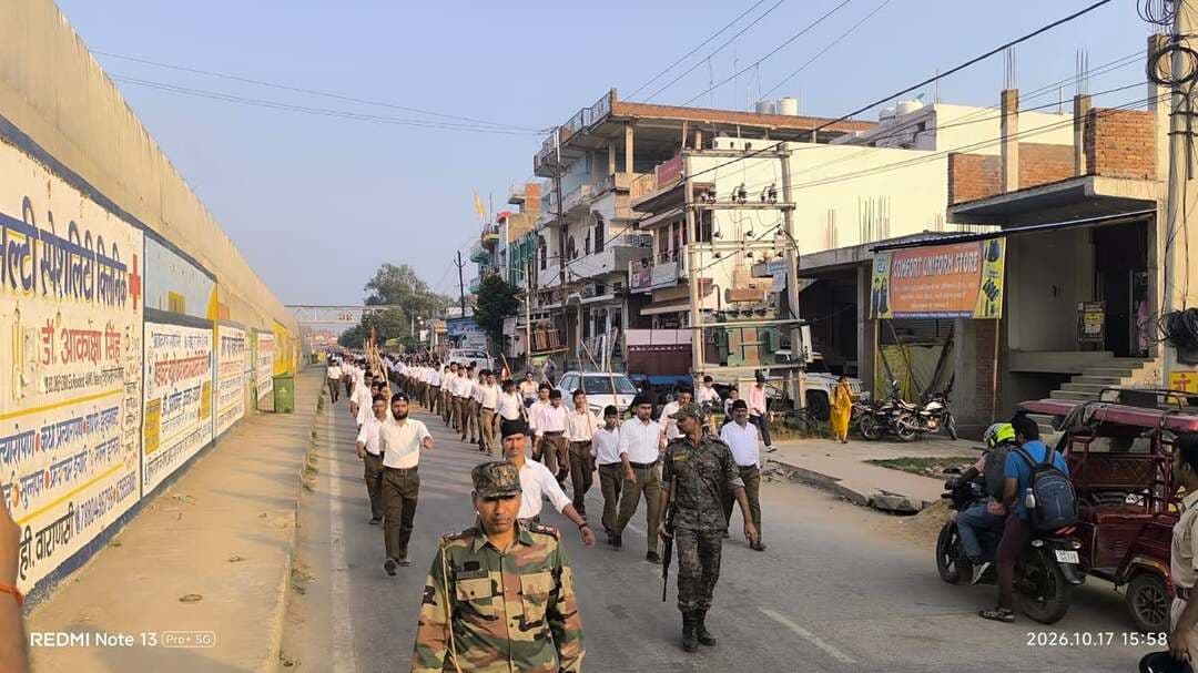 मोहनिया में आरएसएस का जिला स्तरीय विजयादशमी उत्सव, निकला पथ संचलन
मोहनिया (कैमूर)। राष्ट्रीय स्वयंसेवक संघ की ओर से शनिवार को मोहनिया के जगजीवन स्टेडियम में जिला स्तरीय विजयादशमी उत्सव मनाया गया। जिला संघचालक की अध्यक्षता में आयोजित कार्यक्रम की शुरुआत शस्त्र पूजन से हुई। इसके बाद पूर्ण गणवेश में पहुंचे सैकड़ों स्वयंसेवकों ने नगर क्षेत्र में अनुशासित पथ संचलन किया।
इस दौरान आयोजित बौद्धिक कार्यक्रम में संघ के उत्तर पूर्व क्षेत्र (बिहार-झारखंड) के क्षेत्र प्रचारक रामनवमी प्रसाद ने स्वयंसेवकों को संबोधित किया। उन्होंने संगठन, अनुशासन, सामाजिक एकता और राष्ट्रभावना को मजबूत करने पर जोर दिया।