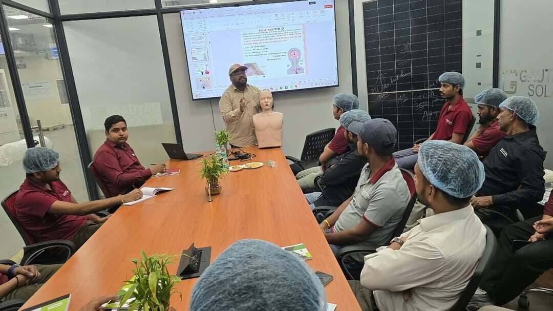 Âऔद्योगिक इकाई या कार्यस्थल पर मानवीय जीवन की सुरक्षा होनी चाहिए सर्वोपरि : सचिव प्रदीप कुमार
भिवानी, 17 अक्तूबर : भारतीय रेडक्रॉस सोसायटी की जिला शाखा द्वारा औद्योगिक इकाइयों में कार्यरत कामगारों और सुरक्षा कर्मियों की सुरक्षा सुनिश्चित करने के उद्देश्य से गांव बलियाली स्थित गौतम सोलर प्राइवेट लिमिटेड के परिसर में आयोजित प्राथमिक सहायता एवं सीपीआर प्रशिक्षण शिविर सफलतापूर्वक संपन्न हो गया। इस शिविर के दौरान कुल 78 कर्मचारियों, जिनमें सिक्योरिटी गार्ड्स और हेल्पर्स शामिल हैं, को आपातकालीन फर्स्ट एड एवं जीवन रक्षक सीपीआर तकनीक का व्यावहारिक प्रशिक्षण दिया गया।
यह प्रशिक्षण शिविर भारतीय रेडक्रॉस सोसायटी हरियाणा राज्य शाखा चंडीगढ़ के उपाध्यक्ष अंकुश मिगलानी एवं महासचिव डा. सुनील कुमार के निर्देशों तथा भिवानी के उपायुक्त एवं रेडक्रॉस अध्यक्ष साहिल गुप्ता के मार्गदर्शन में आयोजित किया गया। शिविर का सफल संचालन जिला रेडक्रॉस सोसायटी के सचिव प्रदीप कुमार के नेतृत्व में हुआ। शिविर के दौरान जिला प्रशिक्षण अधिकारी विकास कुमार ने उपस्थित कर्मचारियों को आपातकालीन परिस्थितियों से सजग रहकर निपटने के कई व्यावहारिक तरीके सिखाए। उन्होंने कार्यस्थल पर अचानक होने वाली दुर्घटनाओं, चोट लगने, बेहोश होने, केमिकल रिसाव, जलने अथवा दिल का दौरा पडऩे जैसी गंभीर स्थितियों में तुरंत दी जाने वाली प्राथमिक चिकित्सा और सीपीआर तकनीक का गहन व व्यावहारिक ज्ञान प्रदान किया, ताकि किसी भी संकट के समय तुरंत जीवन रक्षा की जा सके।
इस मौके पर जिला रैडक्रॉस सोसायटी के सचिव प्रदीप कुमार ने कहा कि किसी भी औद्योगिक इकाई या कार्यस्थल पर मानवीय जीवन की सुरक्षा सर्वोपरि और प्राथमिक होनी चाहिए। हादसों को रोक पाना हमेशा हमारे हाथ में नहीं होता, लेकिन सही समय पर सही प्राथमिक उपचार देकर किसी की जान बचाना निश्चित रूप से हमारे हाथ में है। इसी सोच के साथ भिवानी जिले की प्रत्येक औद्योगिक इकाई के लिए यह अनिवार्य किया गया है कि वह अपने कुल कार्यबल के कम से कम 30 प्रतिशत कर्मचारियों को प्राथमिक चिकित्सा की बुनियादी ट्रेनिंग अवश्य दिलवाए। इसके साथ ही, संस्थानों की सुरक्षा व्यवस्था में तैनात 100 प्रतिशत सुरक्षा गार्डों को प्राथमिक उपचार और सीपीआर तकनीक का पूर्ण ज्ञान होना अनिवार्य है। उन्होंने इस प्रशिक्षण शिविर को सफलतापूर्वक पूरा करने वाले सभी 78 प्रशिक्षुओं को हरियाणा रेडक्रॉस सोसायटी की ओर से अधिकृत प्रमाण पत्र भी प्रदान किए जाएंगे।
सचिव प्रदीप कुमार ने बताया कि जिला भिवानी की अन्य औद्योगिक इकाइयां भी अपने कर्मचारियों के लिए इस प्रकार के प्रशिक्षण शिविर आयोजित करवा सकती हैं। इसके लिए हरियाणारैडक्रॉस डॉट सीओ डॉट इन पर रजिस्ट्रेशन करवाना होगा। इसके अलावा प्रशिक्षण से संबंधित जानकारी के लिए 8950504748 पर संपर्क किया जा सकता है। प्रशिक्षण शिविर के समापन अवसर पर गौतम सोलर प्राइवेट लिमिटेड के एचआर विभाग से विश्वजीत और एडमिनिस्ट्रेटिव विभाग से प्रताप सहित कई अन्य अधिकारी व कर्मचारी भी मौजूद रहे। संस्थान के प्रबंधन ने रेडक्रॉस सोसायटी की इस पहल की सराहना की और इसे कर्मचारियों की सुरक्षा के लिए एक अत्यंत सराहनीय व उपयोगी कदम बताया।