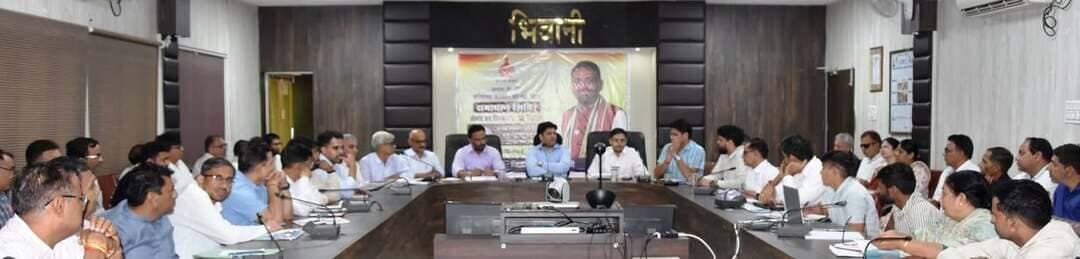 एसआईआर के बकाया नोटिसों का निपटारा नहीं करने वाले बीएलओ एफआईआर भुगतने के लिए रहें तैयार: डीसी
- अपना निर्धारित समय पर संपन्न नहीं करने वालों पर भारत निर्वाचन आयोग के निर्देशानुसार होगी सख्त कार्रवाई
भिवानी, 17 अक्टूबर। डीसी साहिल गुप्ता की अध्यक्षता में लघु सचिवालय परिसर स्थित डीआरडीए सभागार में एसआईआर-2026 कार्य को लेकर एईआरओ, सुपरवाइजर और बीएलओ की बैठक आयोजित हुई। बैठक में डीसी ने स्पष्ट निर्देश दिए कि एक सप्ताह के अंदर-अंदर बकाया नोटिसों का निवारण करें, अन्यथा वेतन कटने की कार्रवाई के साथ-साथ एफआईआर भुगतने को तैयार रहें। उन्होंने कहा कि कार्य समय पर संपन्न नहीं करने वाले बीएलओ के खिलाफ भारत निर्वाचन आयोग के निर्देशानुसार सख्त कार्रवाई की जाएगी।
डीसी ने कहा कि भारत निर्वाचन आयोग के आदेशानुसार मतदाता सूची गहन पुनरीक्षण कार्य चल रहा है। पुनरीक्षण कार्य के चलते नोटिस जारी किए गए थे, लेकिन अभी तक जिला में 3996 नोटिस बकाया है, जिनका निपटारा करना है। उन्होंने संबंधित बीएलओ को निर्देश दिए कि वे नोटिस से संबंधित घरों में स्वयं जाएं। वहीं डीसी ने बीएलओ से संबंधित सुपरवाईजर को निर्देश दिए कि वे अपने-अपने बीएलओ के साथ बैठक करें और साथ जाकर बकाया नोटिसों का भगुतान करवाएं।
डीसी ने निर्देश देते हुए कहा कि अपने-अपने क्षेत्र में आम मतदाता के साथ-साथ संभावित प्रत्याशी, वीआईपी, वरिष्ठ अधिकारी, और गणमान्य नागरिक का मतदाता सूची से वंचित ना रहे। निर्वाचन आयोग के निर्देशानुसार बिना वैध और ठोस सबूत के किसी का नाम वोटर लिस्ट से नहीं कटना चाहिए। दावे एवं आपत्तियों का निपटारा 28 अक्टूबर तक किया जाएगा और मतदाता सूची का अंतिम प्रकाशन छह नवंबर 2026 को होना है। बैठक के दौरान डीसी ने एईआरओ, सपुरवाइजर, बीएलओ से उनके सामने आ रही दिक्कतों के बारे में भी पूछा।
इस दौरान भिवानी के एसडीएम महेश कुमार, लोहारू के एसडीएम मनोज दलाल और नगराधीश अनिल कुमार सहित सभी एईआरओ, सपुरवाइजर, बीएलओ मौजूद रहे।
********************ञ