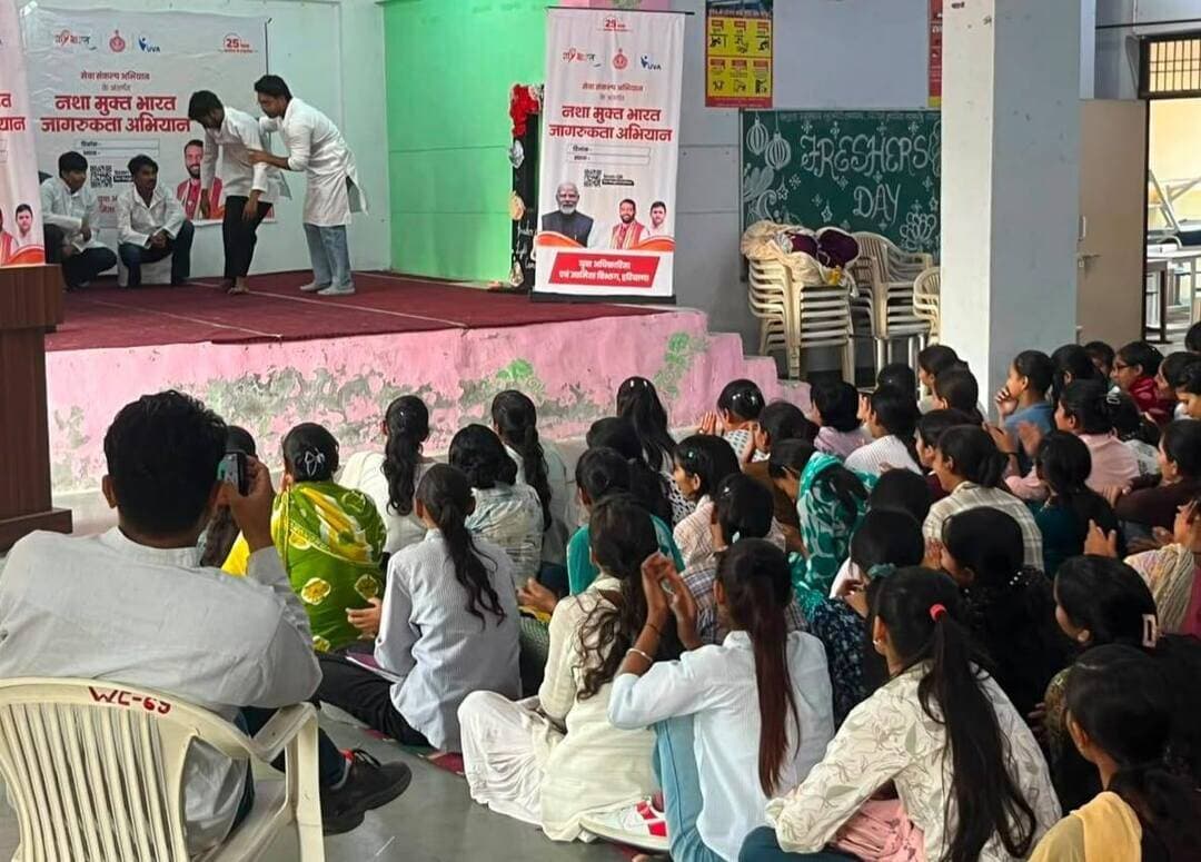 नशामुक्ति के लिए बवानीखेड़ा में चलाया जागरूकता अभियान
खेल, युवा अधिकारिता एवं उद्यमिता विभाग सेवा संकल्प अभियान के अंतर्गत भिवानी में नशा मुक्ति जन-जागरूकता कार्यक्रम आयोजित
बवानीखेड़ा, 17 अक्टूबर। युवा अधिकारिता एवं उद्यमिता विभाग द्वारा सेवा संकल्प अभियान के कस्बा बवानीखेड़ा स्थित राजकीय महिला कॉलेज में नुक्कड़ नाटक के माध्यम से जागरूकता कार्यक्रम आयोजित किया गया।
नुक्कड़ नाटक के माध्यम से किसी भी प्रकार के नशे से स्वास्थ्य को होने वाले नुकसान के बारे में जागरूक किया। कलाकारों ने अपने अभिनय से बताया कि नशा न केवल शरीर को नुकसान पहुंचाता है, बल्कि समाज को खोखला कर देता है। युवा पीढ़ी ही समाज की रीढ़ होती है। ऐसे में युवाओं को किसी भी प्रकार के नशे से दूर रहना चाहिए। छात्राओं से आह्वान किया कि यदि उनके परिवार का सदस्य किसी प्रकार का नशा करता है तो उसका नशा छुड़वाने में मदद करें।
वहीं जागरूकता अभियान के बारे में युवा कॉर्डिनेटर अभिषेक देसवाल ने बताया कि सेवा संकल्प अभियान के तहत मुख्यमंत्री श्री नायब सिंह सैनी के नेतृत्व में तथा प्रदेश के खेल एवं युवा अधिकारिता एवं उद्यमिता राज्य मंत्री गौरव गौतम के मार्गदर्शन में प्रदेशभर में नशा मुक्ति जन-जागरूकता कार्यक्रम आयोजित किए जा रहे हैं। इसी कड़ी में जिले में कस्बा बवानी खेड़ा, बहल, भिवानी, कैरू, लोहारू, सिवानी एवं तोशाम क्षेत्रों में नुक्कड़ नाटकों एवं जन-जागरूकता गतिविधियों के माध्यम से नशामुक्ति का संदेश जन-जन तक पहुंचाया जा रहा है।