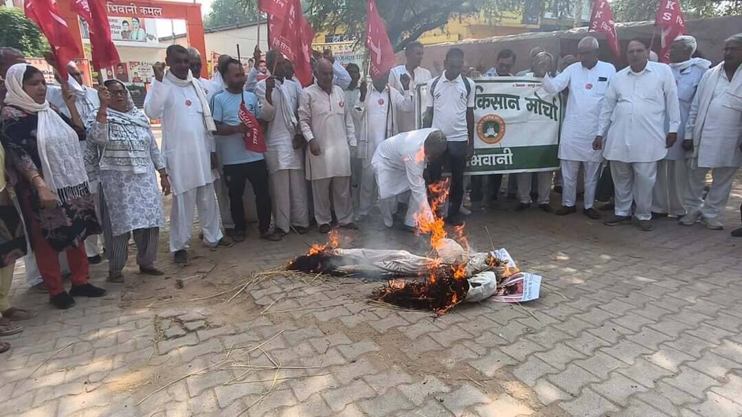 मंडियों में अव्यवस्था और सरकारी खरीद में लापरवाही के विरोध में संयुक्त किसान मोर्चा ने भाजपा कार्यालय के सामने फूंका सरकार का पुतला
भिवानी, 17 अक्टूबर,2026
संयुक्त किसान मोर्चा भिवानी ने मंडियों में अव्यवस्थाओं और खरीफ फसलों की सरकारी खरीद में भारी लापरवाही के विरोध में स्थानीय तोशाम बाईपास रोड स्थित भाजपा कार्यालय के सामने हरियाणा और केंद्र सरकार का पुतला फूंका। किसानों ने सरकार के खिलाफ जोरदार नारेबाजी करते हुए फसलों की एमएसपी पर खरीद सुनिश्चित करने और किसानों की समस्याओं का समाधान करने की मांग की। कार्यक्रम की अध्यक्षता अखिल भारतीय किसान सभा के जिला प्रधान रामफल देशवाल ने की तथा मंच संचालन जिला सचिव मास्टर जगरोशन ने किया।
किसान सभा के जिला प्रधान रामफल देशवाल, उप प्रधान कामरेड ओम प्रकाश , जिला सचिव मास्टर जगरोशन तथा युवा कल्याण संगठन के संरक्षक कमल सिंह प्रधान ने कहा कि सरकार द्वारा 24 फसलों की एमएसपी पर खरीद के दावे केवल कागजों तक सीमित हैं। मूंग और बाजरे की सरकारी खरीद नहीं होने से किसानों को प्रति क्विंटल 250 से 600 रुपये तक का नुकसान उठाना पड़ रहा है। धान की खरीद में नमी के नाम पर 500 से 600 रुपये प्रति क्विंटल तक कम भाव मिल रहा है। बारिश से धान भीगने, मंडियों में पर्याप्त जगह और तिरपाल की व्यवस्था नहीं होने के कारण किसानों को भारी नुकसान हुआ है। जीटी रोड़ पर 10 जिलों में 8.72 लाख मीट्रिक टन धान भीग गया तथा भिवानी दादरी की मंडियों में 5500 मीर्ट्रिक टन बाजरा खराब हो गया ।
किसान नेताओं ने कहा कि मंडियों में जीओ टैगिंग और बायोमेट्रिक जैसी प्रक्रियाओं ने खरीद को और धीमा कर दिया है। किसानों को रबी फसल के लिए प्रयाप्त बिजली आपूर्ति नहीं हो रही है ।किसान यूरिया और डीएपी खाद के लिए भटक रहे हैं, नहरों में पानी नहीं आ रहा तथा पेयजल संकट भी बना हुआ है। उन्होंने कहा कि खरीफ फसल 2023 में क्षेमा कम्पनी द्वारा 250 करोड़ रूपये किसानों के साथ किए गए फ्राड का भुगतान हेतु लम्बे संघर्ष के बाद हरियाणा सरकार ने क्षेमा कंपनी से ब्याज सहित भुगतान दिलाने का आदेश दिया था , वह भी लागू नहीं हो रहा है । झुप्पा से जींद-सोनीपत तक प्रस्तावित टावर लाइन के लिए उचित मुआवजा देने और किसानों के हितों की रक्षा करने की मांग की।
संयुक्त किसान मोर्चा ने चेतावनी दी कि यदि सरकार ने सरकारी खरीद व्यवस्था दुरुस्त कर किसानों की समस्याओं का समाधान नहीं किया, तो आने वाले दिनों में आंदोलन और तेज किया जाएगा। इस कार्यक्रम में मास्टर शेर सिंह , किसान नेत्री सन्तोष देशवाल , उर्मिल मंडीवाल , उपासना सिंह , कर्ण सिंह जैनावास , सुबेदार धनपत ओबरा , राजेश कुंगड़ , सतबीर सिंह घुसकानी , राजकुमार दलाल , नरेश कुमार शर्मा , रतन जिंदल , डा० फूल सिंह धनाना , महेन्द्र पाल यादव , प्रताप सिंह सिंहमार , निर्मल नाथुवास , अनिल शेषमा , दलबीर चैहड़ , महीपाल बिद्धनोई , मीर सिंह ओबरा , महेन्द्र तंवर , मंदर सिंह जांगड़ा, राजेंद्र धायल , माईराम कासनी , सतबीर ओबरा , रामसिंह ओबरा, उमेद गारनपुरा , दयानन्द फौजी पंघाल , ओम प्रकाश दलाल , कंवर सिंह जांगड़ा , कमल सिंह मैनेजर , रामनारायण , सहित दर्जनों किसान शामिल थे।
जारी कर्ता कामरेड ओमप्रकाश , जिला उप प्रधान किसान सभा भिवानी ।
