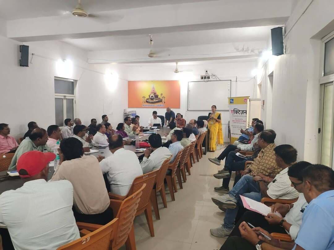 *एक्टिज़न क्लब वार्षिक पुरस्कार 2025-26 के अंतर्गत उत्कृष्ट विद्यालयों का चयन*
---
*जिला शिक्षा अधिकारी श्री महेंद्रसिंह खत्री की उपस्थिति में संकुल प्राचार्यों की समीक्षा बैठक आयोजित*
---
उज्जैन, 17 अक्टूबर 2026/ जिले के समस्त संकुल प्राचार्यों की समीक्षा बैठक शनिवार को आयोजित की गई। बैठक में एक्टिज़न क्लब वार्षिक पुरस्कार 2025-26 के अंतर्गत उत्कृष्ट कार्य करने वाले विद्यालयों एवं शिक्षकों के नामों की घोषणा की गई। आगामी समीक्षा बैठक में चयनित विद्यालयों के प्राचार्यों एवं शिक्षकों को सम्मानित किया जाएगा।
बैठक में जिला शिक्षा अधिकारी श्री महेंद्रसिंह खत्री, एपीसी श्री राजेंद्र सिंह सोलंकी, समस्त विकासखंड शिक्षा अधिकारी तथा एक्टिज़न क्लब के संभागीय मैनेजर श्री अशोक पांचाल, जिला प्रभारी श्रीमती विनीता पंवार एवं देवास जिला प्रभारी श्री अभिषेक पंवार प्रमुख रूप से उपस्थित रहे।
बैठक का शुभारंभ एक्टिज़न क्लब की जिला प्रभारी श्रीमती विनीता पंवार के संबोधन से हुआ। इसके पश्चात संभागीय मैनेजर श्री अशोक पांचाल ने प्राचार्यों के समक्ष एक्टिज़न क्लब कार्यक्रम की रूपरेखा प्रस्तुत की। उन्होंने कार्यक्रम के उद्देश्यों, विद्यालयों में इसके प्रभावी क्रियान्वयन की प्रक्रिया तथा विद्यार्थियों में सतर्कता, जागरूकता और सक्रिय नागरिकता की भावना विकसित करने में इसकी महत्वपूर्ण भूमिका के संबंध में विस्तार से जानकारी दी।
सत्र 2025-26 में उत्कृष्ट कार्य करने वाले विद्यालयों एवं शिक्षकों का चयन कर उनके नामों की घोषणा की गई। क्लब द्वारा पुरस्कारों का वितरण तीन श्रेणियों—नामांकित विद्यालय, विकासखंड आधारित विद्यालय तथा जिला आधारित विद्यालय—के अंतर्गत किया जाना है।
जिला आधारित विद्यालयों की श्रेणी में तीन विद्यालयों का चयन किया गया है। इनमें शासकीय उच्चतर माध्यमिक विद्यालय, अमला; शासकीय उच्चतर माध्यमिक विद्यालय, पिपलिया धूमा तथा एक अन्य शासकीय उच्चतर माध्यमिक विद्यालय शामिल है। चयनित विद्यालयों एवं शिक्षकों को आगामी समीक्षा बैठक में सम्मानित किया जाएगा।
समीक्षा बैठक के दौरान संकुल प्राचार्यों ने भी एक्टिज़न क्लब की गतिविधियों में रुचि व्यक्त की। उन्होंने आगामी शैक्षणिक सत्र में कार्यक्रम को विद्यालय स्तर पर अधिक प्रभावी ढंग से संचालित करने के लिए आवश्यक जानकारी प्राप्त की तथा विद्यार्थियों की सहभागिता बढ़ाने पर चर्चा की।
Department of School Education, Madhya Pradesh
CM Madhya Pradesh
Jansampark Madhya Pradesh