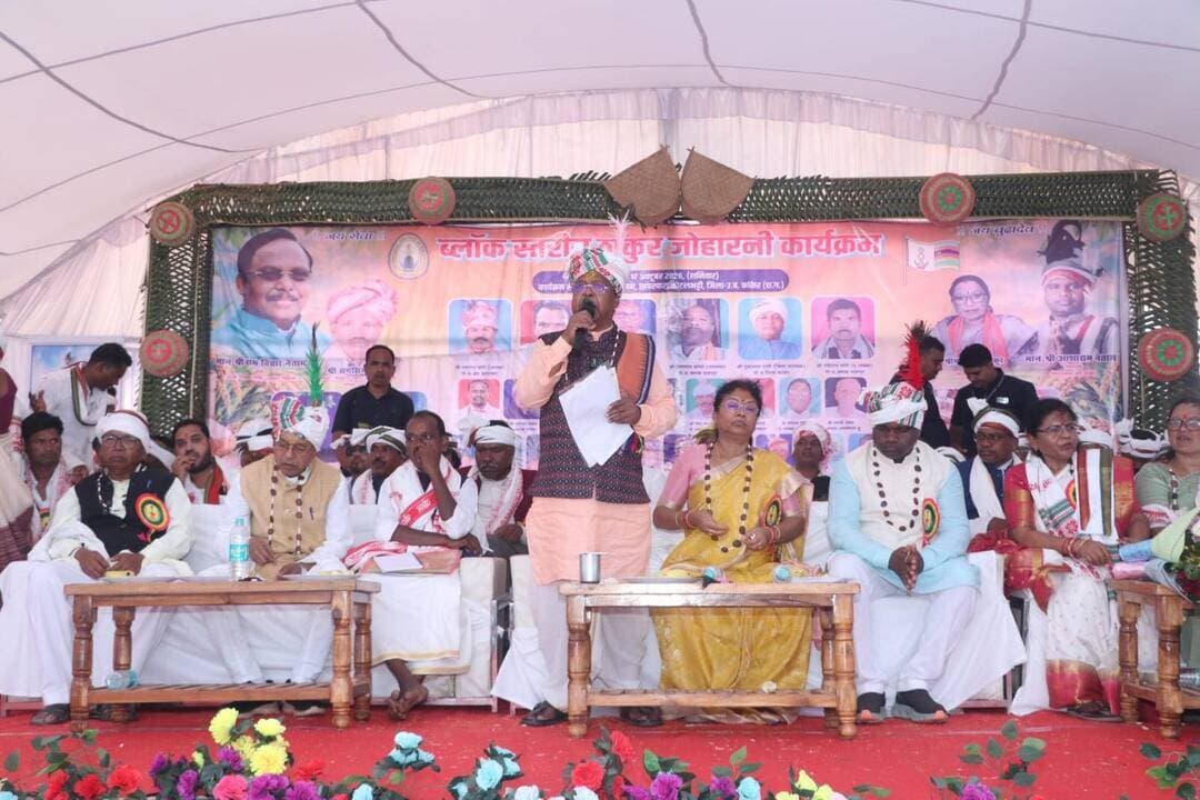 आदिवासी संस्कृति हमारी पहचान, इसे भावी पीढ़ी तक पहुंचाना हम सभी की जिम्मेदारी – मंत्री श्री रामविचार नेताम
नरहरपुर विकासखंड के ग्राम छापरपारा में आयोजित ब्लॉक स्तरीय ठाकुर जोहारनी मिलन समारोह में छत्तीसगढ़ शासन के आदिम जाति विकास, कृषि विकास एवं किसान कल्याण मंत्री श्री रामविचार नेताम अपनी धर्मपत्नी श्रीमती पुष्पा नेताम के साथ शामिल हुए। इस अवसर पर उन्होंने गोंडवाना भवन में ₹10 लाख की लागत से निर्मित टिन शेड का लोकार्पण किया।
मंत्री श्री नेताम ने आदिवासी संस्कृति, परंपराओं एवं रीति-रिवाजों के संरक्षण पर जोर देते हुए समाजजनों से शिक्षा, जागरूकता और सामाजिक एकता के साथ विकास की दिशा में आगे बढ़ने का आह्वान किया। कार्यक्रम में कांकेर विधायक श्री आशाराम नेताम, केशकाल विधायक श्री नीलकंठ टेकाम सहित जनप्रतिनिधि एवं बड़ी संख्या में समाजजन उपस्थित रहे।