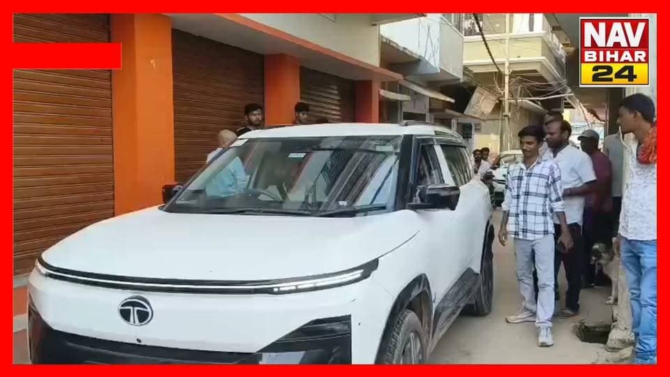 शेखपुरा से सियासत की बड़ी खबर सामने आई है, जहां राजद के चर्चित नेता अशोक महतो ने एनडीए सरकार पर तीखा हमला बोला।
अरविन्द कुमार की रिपोर्ट, शेखपुरा।
शेखपुरा पहुंचे अशोक महतो का पिंटू महतो के नेतृत्व में भव्य स्वागत किया गया। इसके बाद शहर के एक निजी सभागार में कोशी स्नातक निर्वाचन क्षेत्र से राजद प्रत्याशी डॉ. नीतेश कुमार यादव के समर्थन में एक दिवसीय बैठक हुई। इसमें पार्टी पदाधिकारियों और कार्यकर्ताओं ने हिस्सा लिया। बैठक में जनसंपर्क अभियान तेज करने और मतदाताओं को गोलबंद करने पर चर्चा हुई।
पत्रकारों से बातचीत में अशोक महतो ने कार्यकर्ताओं से मतदाताओं के संपर्क में लगातार बने रहने की अपील की। उन्होंने बिहार सरकार पर भ्रष्टाचार का आरोप लगाया और हत्या, छेड़खानी तथा लूटपाट की घटनाओं को लेकर निशाना साधा। उन्होंने मौजूदा हालात को महा जंगलराज बताया। नीतीश कुमार के सवाल पर उन्होंने कहा कि तेजस्वी यादव पहले ही गठबंधन कर सरकार बनाने का प्रस्ताव दे चुके हैं। अब निगाहें राजनीतिक समीकरणों पर टिकी हैं।
#AshokMahto #शेखपुरा #अरविन्दकुमार #RJD #राष्ट्रीयजनतादल #नीतेशकुमारयादव #कोशीस्नातकनिर्वाचन #NDAसरकार #बिहारराजनीति #तेजस्वीयादव #नीतीशकुमार #बिहारन्यूज #राजनीतिकखबर #NavBihar24 #breakingnewstoday