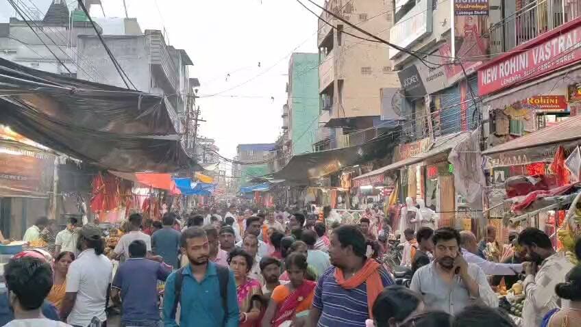 देवघर के बाजारों में ग्राहकों ने मॉल के छुड़ाएं पसीने छोटे दुकानदारों की चांदी,