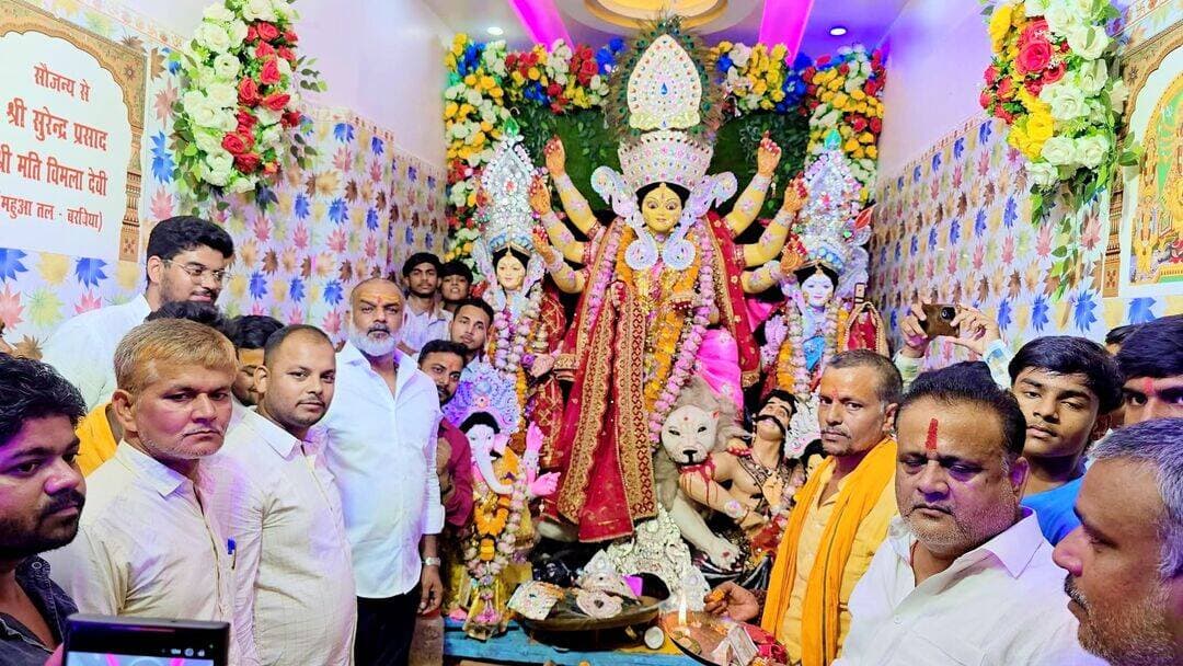 पूर्व विधायक सुदर्शन कुमार ने बरबीघा के मंझली दुर्गा माता में चांदी का मुकुट लेकर पहुंचे और मां दुर्गा का दर्शन किया।