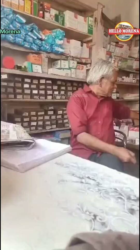 मेडिकल स्टोर्स पर सहज ही उपलब्ध मौत का सामान, बॉडीबिल्डिंग के शौकीन युवा उत्तेजना के लिए करते हैं इस्तेमाल👇
बता दें कि कुछ समय पूर्व टर्मिन नामक इंजेक्शन के इस्तेमाल से मुरैना जिले के पोरसा में एक युवक की मौत हो गई थी। घटना के बाद प्रशासन ने दवाओं की दुकानों पर इस इंजेक्शन की बिक्री का रिकॉर्ड भी चेक कराया। इसके बावजूद बिक्री खुलेआम चल रही है। मेडिकल स्टोर्स पर इंजेक्शन की अवैध बिक्री का खुलासा करने के लिए कुछ युवाओं ने जिला अस्पताल के सामने ही एक दुकान पर इंजेक्शन की डिमांड की तो उन्हें बिना पर्चे के ही चार इंजेक्शन दे दिए गए। सूत्रों की मानें तो कई और दुकानों पर भी इस इंजेक्शन की बिक्री बेफिक्री के साथ की जा रही है।