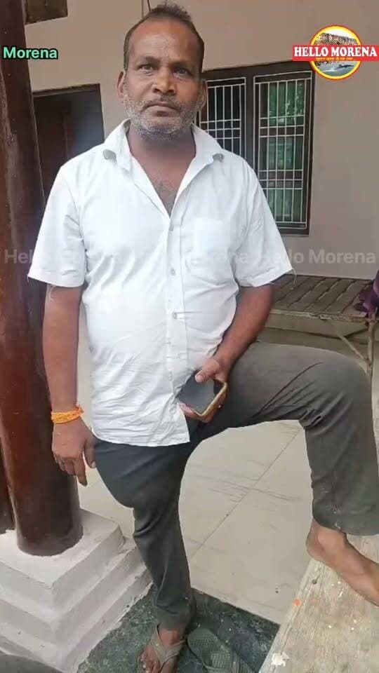 खाद वितरण में गड़बड़ी की शिकायत लेकर पहुंचे किसानों को पूर्व विधायक के भतीजे ने धमकाया👇
वीडियो मुरैना जिले के जौरा से आया है, जिस व्यक्ति पर आरोप लगाया जा रहा है, भाजपा नेता एवं पूर्व विधायक सूबेदार सिंह रजौधा का भतीजा बताया गया है।