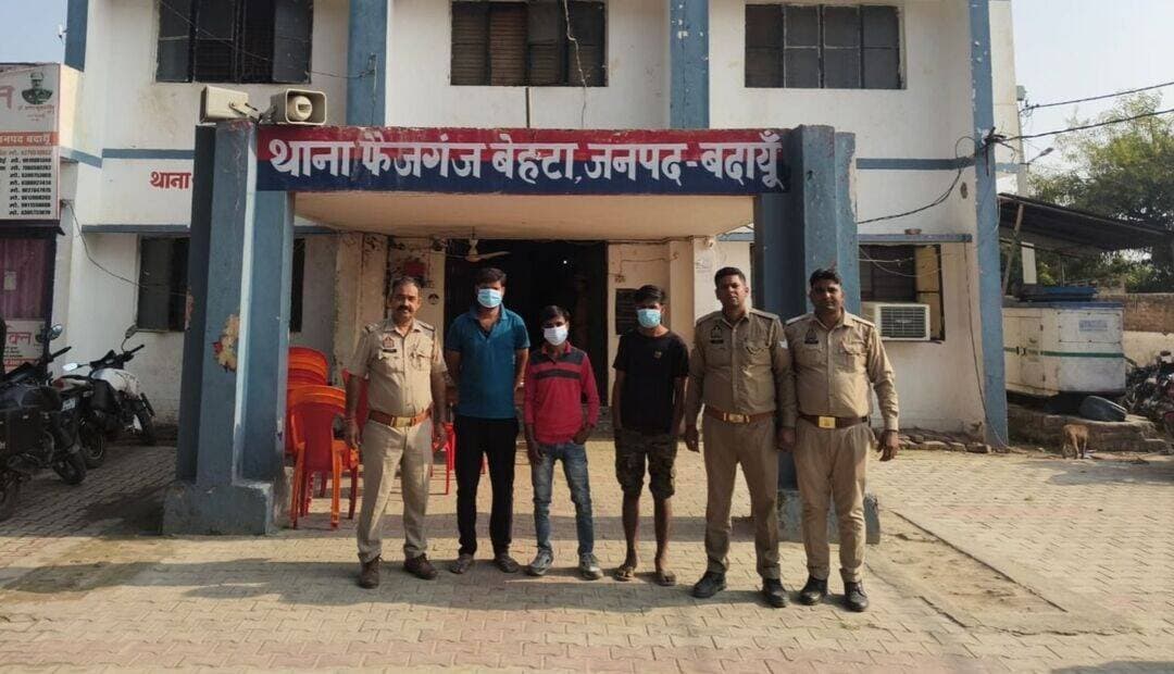 फैजगंज बेहटा पुलिस ने रास्ते पर मोबाइल छिनौती करने के तीन आरोपी गिरफतार किए तीनों आरोपी दुष्यन्त, सोनू अबधेश गांव नहडोली के निवासी हैं