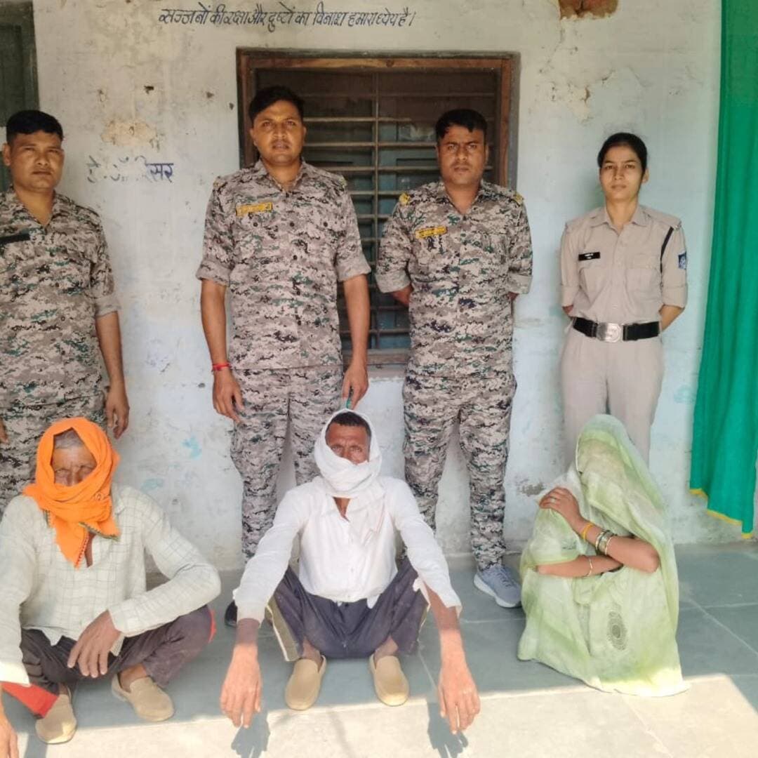 मुरैना पुलिस ने हत्या के प्रयास के मामले में त्वरित कार्रवाई करते हुए तीन वांछित आरोपियों को 24 घंटे के भीतर गिरफ्तार कर जेल भेज दिया। आरोपियों पर फरियादी और उसके परिवार के साथ मारपीट व पेट्रोल छिड़ककर जान से मारने का प्रयास करने का आरोप है। नगर थाना पुलिस की इस कार्रवाई में थाना प्रभारी सहित पुलिस टीम की अहम भूमिका रही।