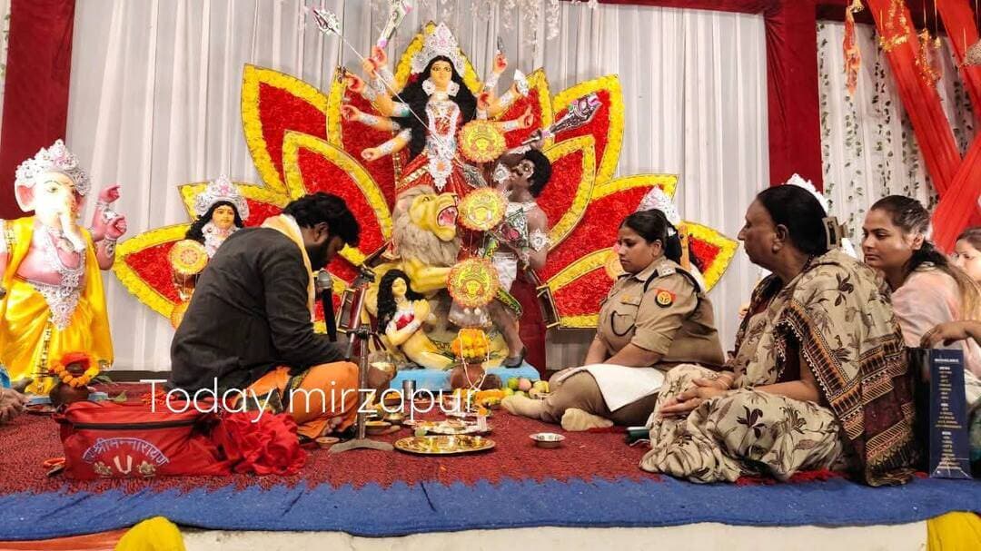 मीरजापुर पुलिस लाइन में स्थापित की गई माँ दुर्गा की मूर्ती
पुलिस अधीक्षक ने मां की कि आरती
मीरजापुर। पुलिस अधीक्षक अपर्णा रजत कौशिक ने पुलिस लाइन मीरजापुर में शारदीय नवरात्र के अवसर पर स्थापित मां दुर्गा की प्रतिमा का विधि-विधान से आरती-पूजन किया। इस दौरान पुलिस विभाग के अधिकारी एवं कर्मचारीगण उपस्थित रहे।
#SP_Mirzapur #अपर्णा_रजत_कौशिक #मां_दुर्गा #शारदीय_नवरात्र #MirzapurPolice #UPPolice #Mirzapur