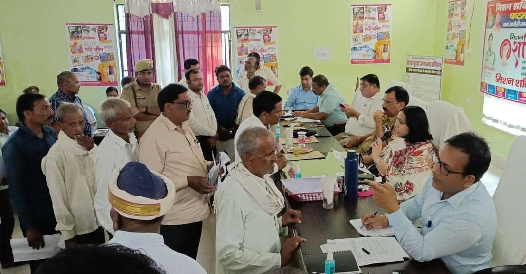 .*बस्ती में सम्पूर्ण समाधान दिवस का आयोजन, डीएम की अध्यक्षता में रूधौली तहसील में 56 शिकायतें आईं, 8 का मौके पर निस्तारण*
*जनपद बस्ती, 17 अक्टूबर 2026* आमजन की समस्याओं के त्वरित निस्तारण के लिए प्रत्येक माह के प्रथम एवं तृतीय शनिवार को आयोजित होने वाले सम्पूर्ण समाधान दिवस की कड़ी में माह अक्टूबर के तृतीय शनिवार को जिलाधिकारी श्रीमती कृत्तिका ज्योत्स्ना की अध्यक्षता में सम्पूर्ण समाधान दिवस तहसील रूधौली में सम्पन्न हुआ।
सम्पूर्ण समाधान दिवस में जिलाधिकारी ने विभिन्न विभागों से जुड़ी शिकायतों को एक-एक कर सुनते हुए मौके पर उपस्थित संबंधित विभागीय अधिकारियों को जनशिकायतों को निर्धारित समय सीमा के अंतर्गत निस्तारण के लिए निर्देशित किया। उन्होंने कहा कि शिकायतकर्ताओं की समस्याओं को गंभीरता से सुनें और स्थलीय मौका देखकर गुणवत्तापूर्ण व ससमय समस्याओं का निस्तारण करें।
पुलिस अधीक्षक ओमवीर सिंह ने भी सुनवाई करते हुए पुलिस अधिकारियों को निर्देशित किया कि थानों से संबंधित मामलों को तत्परता से निस्तारण करायें।
उप जिलाधिकारी अहमद फरीद खान ने बताया कि सम्पूर्ण समाधान दिवस में कुल 56 मामले प्राप्त हुए, जिसमें से 08 का मौके पर निस्तारण किया गया। इसमें राजस्व विभाग के 27, पुलिस के 03, विकास के 04, पूर्ति के 09, समाज कल्याण के 02, विद्युत के 04, बैंक के 01, चकबन्दी के 02, नगर पंचायत के 04 मामले आये।
सम्पूर्ण समाधान दिवस में सीएमओ डॉ. राजीव निगम, पीडी आनन्द कुमार गुप्ता, डीडीओ सुशील कुमार श्रीवास्तव, उप निदेशक कृषि अशोक कुमार, कृषि अधिकारी बी.आर. मौर्या, मत्स्य अधिकारी संदीप वर्मा, जिला समाज कल्याण अधिकारी लालजी यादव, पिछड़ा वर्ग कल्याण अधिकारी रेखा गुप्ता, डीएसओ विमल शुक्ला, डीआईओएस संजय सिंह, डीएचओ अरूण त्रिपाठी, एलडीएम आर.एन. मौर्य तथा जिला स्तरीय अधिकारीगण उपस्थित रहे।
संवाददाता हरी ओम प्रकाश
राष्ट्रीय हिंदी दैनिक कौटिल्य का भारत