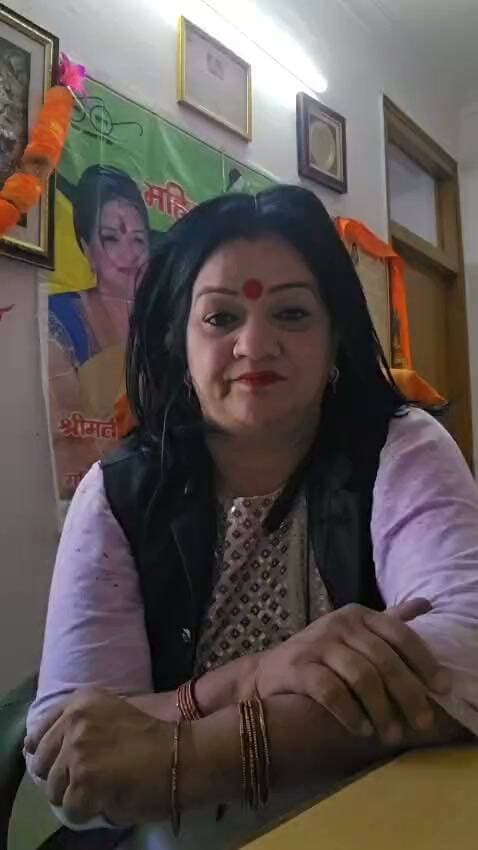 🚨 मंत्री रेखा आर्या के समर्थन में उतरीं आंगनवाड़ी यूनियन की प्रदेश अध्यक्ष रेखा नेगी
गिरधारी लाल साहू की गिरफ्तारी की मांग तेज, मुख्यमंत्री धामी से निष्पक्ष जांच की अपील
📍 देहरादून। मंत्री रेखा आर्या से जुड़े मामले में आंगनवाड़ी कार्यकर्ता एवं सहायिका यूनियन भी खुलकर सामने आ गई है। यूनियन की प्रदेश अध्यक्ष रेखा नेगी ने मुख्यमंत्री पुष्कर सिंह धामी से मामले में तत्काल कार्रवाई, निष्पक्ष जांच और दोषी पाए जाने वालों के खिलाफ कठोर कानूनी कार्रवाई की मांग की है।
रेखा नेगी ने गिरधारी लाल साहू की गिरफ्तारी की मांग उठाते हुए कहा कि प्रकरण में देरी नहीं होनी चाहिए। उन्होंने मंत्री रेखा आर्या के समर्थन में यूनियन के हर स्तर पर संघर्ष करने की बात भी कही।
इससे पहले यूनियन की राष्ट्रीय महामंत्री सुशीला खत्री भी इस मामले में कार्रवाई की मांग कर चुकी हैं।
अब सवाल है कि सरकार और पुलिस इस मामले में आगे क्या कदम उठाती हैं?
⚖️ यूनियन की मांग—निष्पक्ष जांच हो, आरोपों की पड़ताल हो और कानून के अनुसार कार्रवाई सुनिश्चित की जाए।
#रेखा_आर्या #रेखा_नेगी #आंगनवाड़ी_यूनियन #उत्तराखंड #पुष्कर_सिंह_धामी #देहरादून #UttarakhandNews