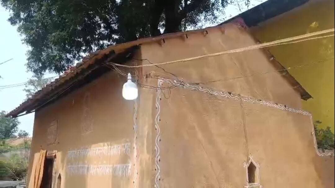 यह कोठरी है बहुत खास! 🇮🇳 आज़ादी के संग्राम से जुड़ी है इसकी कहानी…
🤔 क्या आप इस कोठरी के बारे में जानते हैं? कमेंट में जरूर बताएं और इस ऐतिहासिक धरोहर की कहानी दूसरों तक भी पहुँचाएँ।
<nis:link nis:type=tag nis:id=बुंदेलखंड nis:value=बुंदेलखंड nis:enabled=true nis:link/> <nis:link nis:type=tag nis:id=स्वतंत्रतासंग्राम nis:value=स्वतंत्रतासंग्राम nis:enabled=true nis:link/> <nis:link nis:type=tag nis:id=ऐतिहासिकधरोहर nis:value=ऐतिहासिकधरोहर nis:enabled=true nis:link/> <nis:link nis:type=tag nis:id=आजादीकीकहानी nis:value=आजादीकीकहानी nis:enabled=true nis:link/> <nis:link nis:type=tag nis:id=bundelkhand nis:value=Bundelkhand nis:enabled=true nis:link/> <nis:link nis:type=tag nis:id=chandrashekharazad nis:value=ChandrashekharAzad nis:enabled=true nis:link/> <nis:link nis:type=tag nis:id=इतिहास nis:value=इतिहास nis:enabled=true nis:link/> <nis:link nis:type=tag nis:id=भारतकीविरासत nis:value=भारतकीविरासत nis:enabled=true nis:link/>