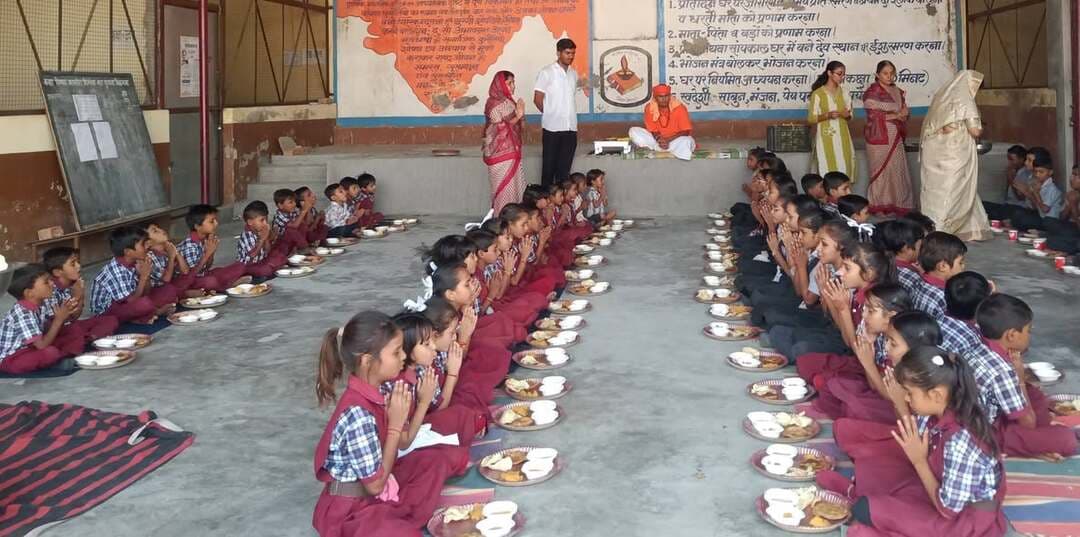 आदर्श विद्या मंदिर में 108 कन्याओं का पूजन कर भोजन प्रसादी कराई : जालोर में लाल पोल स्थित आदर्श विद्या मंदिर बालिका प्राथमिक विद्यालय में शनिवार को पूज्य गोपाल नाथ महाराज के सानिध्य में कन्या पूजन कार्यक्रम आयोजित किया गया। कार्यक्रम की शुरुआत मां नवदुर्गा की आरती से हुई। इसके बाद 108 कन्याओं का पूजन कर उन्हें भोजन प्रसादी कराई गई। इस अवसर पर जिला व्यवस्थापक भरत गोयल, नगर निदेशक अजय कुमार गुप्ता, संभाजी राव पाटिल, अशोक जडिया, गणपत चंद सोनी सहित विद्यालय परिवार के सदस्य मौजूद रहे। प्रधानाचार्य शशिबाला ने कार्यक्रम की जानकारी दी।
