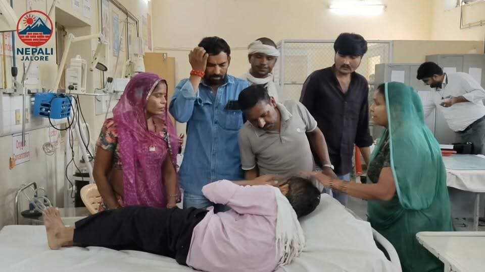 केशवना-सायला मार्ग पर बस-पिकअप की टक्कर, कई लोग घायल : जालोर। केशवना-सायला मार्ग पर बस और पिकअप गाड़ी की टक्कर में कई लोग घायल हो गए। सूचना पर 108 एंबुलेंस मौके पर पहुंची और घायलों को जिला अस्पताल पहुंचाया। एंबुलेंस पायलट पूरण सिंह, इकबाल खान और ईएमटी दिनेश कुमार व वसीम अकरम ने घायलों को अस्पताल पहुंचाने में मदद की। जिला अस्पताल में घायलों का उपचार शुरू किया गया।