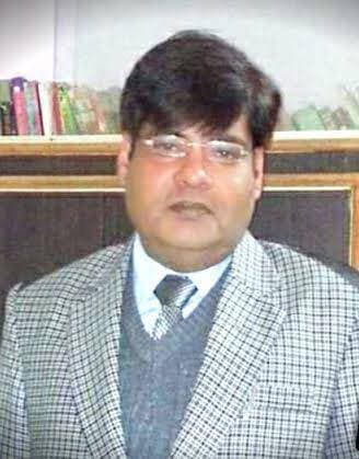 *-4 जिला बैंकों को करोड़ों की चपत, फिर भी दस्तावेजों के फेर में उलझी जांच; पूर्व CEO अरस्तु प्रभाकर पर अपेक्स बैंक सख्त-*
जिला सहकारी केन्द्रीय बैंक गुना, शिवपुरी, मुरैना और भिण्ड को आर्थिक रूप से चूना लगाने के आरोपी पूर्व मुख्य कार्यपालन अधिकारी अरस्तु प्रभाकर के खिलाफ विभागीय जांच कागजों में ही अटकी हुई है। लापरवाही इतनी कि जांच अधिकारी को सौंपे गए आरोप पत्र को ही जांच अधिकारी ने अपर्याप्त बता दिया। अब अपेक्स बैंक को मैदान में उतर कर सख्ती दिखानी पड़ी है।
मध्यप्रदेश राज्य सहकारी बैंक (अपेक्स बैंक) भोपाल ने स्पीड पोस्ट से जारी आदेश क्रमांक M.P. (H.O.)/पदर/प्रसं/1816 दिनांक 16-10-2026 में साफ कहा है कि श्री प्रभाकर पर प्रतिनियुक्ति अवधि में ऋण वितरण और वसूली के सरकारी लक्ष्यों को जानबूझकर नजरअंदाज करने का गंभीर आरोप है। आरोप पत्र के मुताबिक उनके कार्यकाल में लक्ष्य के अनुरूप काम नहीं होने से गुना, शिवपुरी और भिण्ड जिला बैंकों को भारी आर्थिक क्षति उठानी पड़ी। इसको लेकर जिला बैंक मुरैना द्वारा 05 अगस्त 2025 को उन्हें कारण बताओ नोटिस जारी किया गया था।
मामले की जांच के लिए शासन ने संयुक्त आयुक्त सहकारिता चंबल संभाग मुरैना सुश्री अनीता उईके को जांच अधिकारी और शीर्ष बैंक ग्वालियर शाखा के प्रबंधक को प्रस्तुतकर्ता अधिकारी नियुक्त किया है। 18 जून 2026 को जांच अधिकारी के समक्ष हुई आमने-सामने की चर्चा में बड़ा खुलासा हुआ। जांच अधिकारी ने दो टूक कहा कि मुरैना बैंक की ओर से जो आरोप पत्र और फोटोकॉपी दस्तावेज दिए गए हैं, वे विभागीय जांच के लिए पर्याप्त नहीं हैं। नियम के अनुसार पदेन सीईओ के हस्ताक्षर वाला पृथक आरोप पत्र, आरोपों का सिलसिलेवार विवरण, आरोप सिद्ध करने वाले मूल दस्तावेजों की सत्यापित सूची और गवाहों की सूची चाहिए।
जांच अधिकारी की इस आपत्ति के बाद जिला बैंक मुरैना ने 18 जुलाई 2026 को पत्र क्रमांक 1443 और 1445 लिखकर अपेक्स बैंक से गुहार लगाई थी कि संबंधित तीनों जिला बैंकों से दस्तावेज जुटाकर उपलब्ध कराए जाएं। इसी पर अब अपेक्स बैंक के प्रबंध संचालक मनोज कुमार गुप्ता ने सख्त रुख अपनाते हुए गुना, शिवपुरी और भिण्ड के मुख्य कार्यपालन अधिकारियों को आदेशित किया है कि अपने-अपने बैंक में उपलब्ध ऋण वितरण, वसूली, लक्ष्य पूर्ति, ऑडिट आपत्ति और संबंधित पत्रावलियों की सत्यापित प्रतियां तुरंत प्रस्तुतकर्ता अधिकारी को सौंपें।
सूत्र बताते हैं कि यह मामला सहकारिता विभाग में चर्चा का विषय बना हुआ है। एक तरफ करोड़ों के नुकसान का आरोप है तो दूसरी तरफ जांच ही दस्तावेजों के अभाव में लटकी है। इससे सवाल उठ रहा है कि क्या संबंधित जिला बैंक जानबूझकर दस्तावेज देने में देरी कर रहे हैं ताकि पूर्व सीईओ को बचाया जा सके।
विशेषज्ञों का मानना है कि सहकारी बैंकों में इस तरह लक्ष्य से कम वसूली और वितरण का सीधा असर किसानों और छोटे कर्जदारों पर पड़ता है। यदि समय पर ऋण वसूली नहीं होती है तो बैंकों की एनपीए बढ़ती है और अंततः आम किसानों को नए ऋण मिलने में परेशानी होती है। इसलिए इस जांच को केवल एक अधिकारी के खिलाफ कार्रवाई नहीं, बल्कि पूरी सहकारी बैंकिंग व्यवस्था को दुरुस्त करने के अवसर के रूप में देखा जा रहा है।
अब गेंद गुना, शिवपुरी और भिण्ड जिला बैंकों के पाले में है। यदि समय पर दस्तावेज नहीं दिए गए तो जांच अधिकारी पूरी रिपोर्ट शासन को भेजकर बैंकों की भूमिका पर भी सवाल खड़ा कर सकते हैं। अपेक्स बैंक ने स्पष्ट कर दिया है कि जांच में किसी भी तरह की कोताही बर्दाश्त नहीं की जाएगी और रिपोर्ट आने के बाद दोषी पाए जाने पर अरस्तु प्रभाकर के खिलाफ कठोर दंडात्मक कार्रवाई तय है।