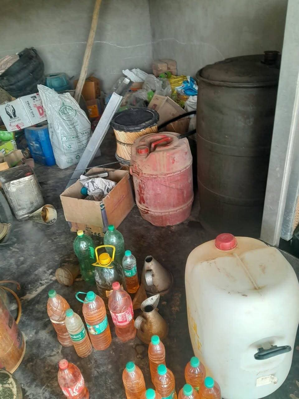 ललाना बास नथवानिया में किराना स्टोर पर रसद विभाग की कार्रवाई,244 लीटर पेट्रोल-डीजल जब्त
#लालबहादुर_भाखर #Lalbahadurbhakhar #pilibanganews #hanumangarhnews #RajasthanNews
हनुमानगढ़,/ नोहर 17 अक्टूबर :- जिला रसद विभाग की टीम ने आज शनिवार को नोहर तहसील के ललाना बास नथवानिया में एक किराना स्टोर पर छापा मारा। कार्रवाई के दौरान मौके से 160 लीटर डीजल और 84 लीटर पेट्रोल बरामद किया गया। टीम ने पेट्रोल-डीजल सहित अन्य सामग्री जब्त कर आवश्यक वस्तु अधिनियम, 1955 के तहत कार्रवाई की।जिला रसद अधिकारी श्री सुनील घोड़ेला के नेतृत्व में प्रवर्तन निरीक्षक मनीष सिंगला और पुरुषोत्तम ने हार्दिक किराना स्टोर पर जांच की। जांच के दौरान अवैध रूप से पेट्रोल एवं डीजल का भंडारण और बिक्री किए जाने का मामला सामने आया। मौके से कुल 244 लीटर पेट्रोल-डीजल बरामद कर जब्त किया गया। रसद विभाग की टीम ने बरामद ईंधन और अन्य सामग्री को जब्त करते हुए आवश्यक वस्तु अधिनियम, 1955 के तहत कार्रवाई की है।