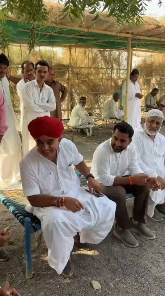 वार्ड संख्या 6 से भाजपा प्रत्याशी गजेंद्र सिंह खारा के समर्थन में ग्रामीणों से चर्चा करने पहूंचे मानवेन्द्र सिंह जसोल।
BJP Rajasthan BJP Barmer Manvendra Singh Jasol Swaroop Singh Khara Dr Priyanka Chaudhary