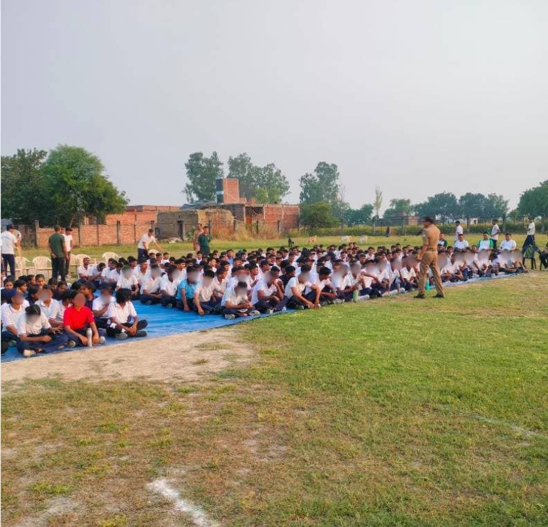 फतेहपुर में साइबर अपराधों के खिलाफ पुलिस की मुहिम, खागा के डिग्री कॉलेज में NCC कैडेट्स को किया जागरूक
फर्जी वीडियो कॉल, बैंकिंग फ्रॉड और ऑनलाइन ब्लैकमेलिंग से बचाव के बताए तरीके, साइबर हेल्पलाइन 1930 की दी जानकारी
एसपी अभिमन्यु मांगलिक के निर्देशन में जागरूकता कार्यशाला, साइबर ठगी होने पर तुरंत शिकायत दर्ज कराने की अपील
फतेहपुर | 17 अक्टूबर 2026, शनिवार | दैनिक निष्पक्ष धारा
फतेहपुर जिला ब्यूरो। उत्तर प्रदेश के फतेहपुर जिले में बढ़ते साइबर अपराधों की रोकथाम और आम नागरिकों को ऑनलाइन ठगी से बचाने के उद्देश्य से पुलिस ने जागरूकता अभियान तेज कर दिया है। इसी क्रम में शनिवार को खागा स्थित रानी चंद्रप्रभा डिग्री कॉलेज में साइबर जागरूकता कार्यशाला आयोजित की गई। इसमें राष्ट्रीय कैडेट कोर (NCC) के प्रशिक्षणरत कैडेट्स को साइबर अपराधों के तरीके, उनसे बचाव और शिकायत दर्ज कराने की प्रक्रिया की जानकारी दी गई।
NCC कैडेट्स को बताए साइबर ठगी से बचाव के तरीके
पुलिस विभाग की ओर से जारी प्रेस नोट के अनुसार, अक्टूबर माह को अंतरराष्ट्रीय साइबर जागरूकता अभियान के तहत जागरूकता गतिविधियां संचालित की जा रही हैं। पुलिस महानिदेशक, उत्तर प्रदेश के निर्देशों के क्रम में स्कूलों, कॉलेजों, पुस्तकालयों और अन्य सार्वजनिक स्थलों पर लोगों को साइबर सुरक्षा के प्रति जागरूक किया जा रहा है।
पुलिस अधीक्षक अभिमन्यु मांगलिक के निर्देशन, अपर पुलिस अधीक्षक ज्ञान प्रकाश राय के मार्गदर्शन और क्षेत्राधिकारी साइबर अपराध गौरव शर्मा के नेतृत्व में आयोजित कार्यशाला में साइबर सेल के हेड कांस्टेबल अखिलेश उपाध्याय तथा आरक्षी अच्छेलाल ने कैडेट्स को महत्वपूर्ण जानकारियां दीं। कार्यक्रम में 60 यूपी बटालियन एनसीसी के अधिकारी और कर्मचारी भी मौजूद रहे।
QR कोड, फर्जी ऐप और बैंकिंग फ्रॉड से रहें सावधान
कार्यशाला में बैंकिंग धोखाधड़ी, क्यूआर कोड के जरिए ठगी, व्हाट्सऐप हैकिंग, फर्जी केवाईसी, ऑनलाइन लोन स्कैम, एटीएम फ्रॉड और निवेश एवं गेमिंग ऐप के नाम पर होने वाली धोखाधड़ी के बारे में बताया गया।
पुलिस ने समझाया कि अनजान व्यक्ति के कहने पर क्यूआर कोड स्कैन न करें, ओटीपी और बैंकिंग पासवर्ड साझा न करें तथा संदिग्ध लिंक और ऐप से दूरी बनाए रखें। किसी भी अनजान व्यक्ति को स्क्रीन शेयरिंग की अनुमति देना भी आर्थिक नुकसान का कारण बन सकता है।
वीडियो कॉल ब्लैकमेलिंग से बचने की सलाह
कार्यशाला में सेक्सटॉर्शन और वीडियो कॉल के माध्यम से ब्लैकमेलिंग के तरीकों पर विशेष जानकारी दी गई। पुलिस के मुताबिक, साइबर अपराधी फर्जी सोशल मीडिया प्रोफाइल बनाकर दोस्ती करते हैं और बाद में वीडियो कॉल की रिकॉर्डिंग के आधार पर पैसे मांगकर ब्लैकमेल कर सकते हैं।
नागरिकों को सलाह दी गई कि अनजान लोगों की फ्रेंड रिक्वेस्ट स्वीकार करने और संदिग्ध वीडियो कॉल उठाने से बचें। यदि कोई ब्लैकमेल करे, तो घबराकर पैसे न दें और साक्ष्य सुरक्षित रखते हुए पुलिस को सूचना दें।
साइबर ठगी होने पर तुरंत करें शिकायत
पीड़ित 1930 साइबर हेल्पलाइन पर कॉल कर सकते हैं या "www.cybercrime.gov.in" (https://www.cybercrime.gov.in) पर शिकायत दर्ज कर सकते हैं। जल्द शिकायत करने से धनराशि रोकने की संभावना बढ़ सकती है।
एनडी न्यूज़ की अपील: नागरिक डिजिटल लेनदेन में सतर्कता बरतें और बच्चों व युवाओं को साइबर सुरक्षा की जानकारी दें। पुलिस प्रशासन से अनुरोध है कि ऐसे अभियान नियमित रूप से चलाकर अधिक से अधिक लोगों तक जागरूकता पहुंचाई जाए।
👇👇
@dgpup
@RSSorg
@UPGovt
@wpl1090
@RSSgeet
@Uppolice
@MIB_India
@PMOIndia
@HMOIndia
@abmanglik
@VHPDigital
@igrangealld
@myogioffice
@InfoDeptUP
@dmfatehpur
@sdmsadarftp
@CMOfficeUP
@CMOUP_RC
@UPPRD1948
@ChiefSecyUP
@ChiefSecyUP
@MahantYogiG
@FatehpurSdm
@fatehpurpolice
@BajrangDalOrg
@rashtrapatibhvn
@UPMahilaKalyan
@112UttarPradesh
@myogiadityanath
@CommissionerPrg
@ADGZonPrayagraj
👇👇👇
#NDNews #दैनिकनिष्पक्षधारा #FatehpurPolice #AbhimanyuManglik #GyanPrakashRai #GauravSharma #CyberCrime #CyberSafety #NCC #Khaga #CyberHelpline1930 #DigitalSafety
👇👇👇
🟥 ND NEWS | दैनिक निष्पक्ष धारा
मुख्य संपादक/संस्थापक: राजन सिंह हाड़ा
सह-संपादक: शालिनी सिंह भदौरिया
रिपोर्ट: फतेहपुर जिला ब्यूरो
📅 दिनांक: 17 अक्टूबर 2026
📆 दिन: शनिवार
📍 फतेहपुर: 1/1, अटल बिहारी चौराहा, नियर वर्मा चौराहा, UP–212601
📍 लखनऊ: विधानसभा रोड, बर्लिंगटन चौराहा, UP–226001
📍 दिल्ली: U158, विकास मार्ग, लक्ष्मी नगर, दिल्ली–110092
📧 Email: ndnewschannel@gmail.com
📞 मोबाइल: 9696119696
संकल्प: निष्पक्ष पत्रकारिता, जनहित सर्वोपरि।