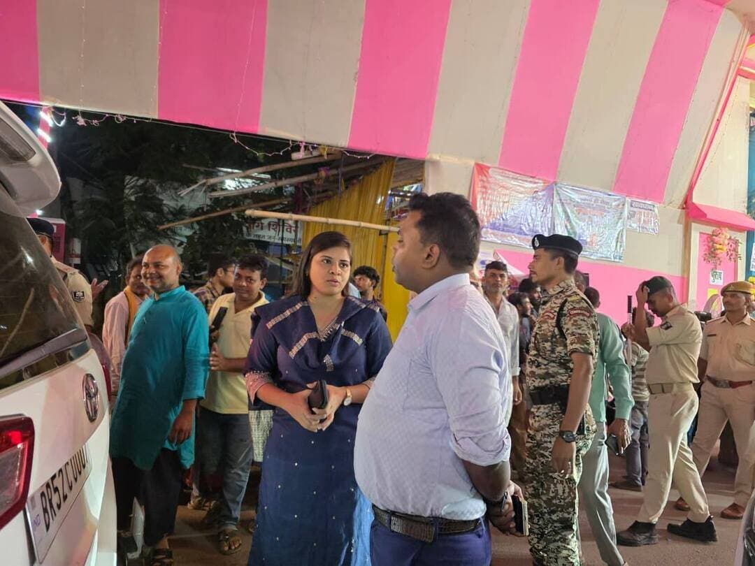 आज दिनांक 17 अक्टूबर 2026 दुर्गापूजा को लेकर शांतिपूर्ण, सौहार्दपूर्ण एवं सुरक्षित वातावरण में संपन्न कराने को लेकर जिला प्रशासन पूरी तरह सतर्क है। इसी क्रम में शनिवार को जिला पदाधिकारी श्री शेखर आनंद एवं पुलिस अधीक्षक श्री हिमांशु तथा अनुमंडल पदाधिकारी सुश्री प्रियंका कुमारी अनुमंडल पदाधिकारी महोदया सहित अन्य प्रशासनिक एवं पुलिस पदाधिकारियों के साथ जिले के विभिन्न पूजा पंडालों एवं संवेदनशील स्थलों का भ्रमण कर सुरक्षा व्यवस्था का जायजा लिया।
Information & Public Relations Department, Government of Bihar
District Administration Sheikhpura
Samrat Choudhary
CMO Bihar
#CMSamrat
#samratchoudhary