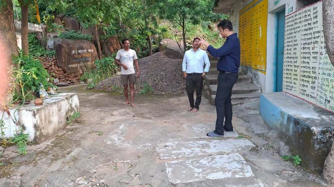सेवा संकल्प अभियान अंतर्गत जिले के ग्रामीण एवं डुबान क्षेत्रों में आधारभूत सुविधाओं के विस्तार तथा विकास कार्यों को गति देने के उद्देश्य से जिला पंचायत के मुख्य कार्यपालन अधिकारी श्री जयंत नाहटा ने ग्राम पंचायत तुमराबहार एवं कोड़ेगांव रैय्यत में वीबी-जी रामजी योजनांतर्गत स्वीकृत विभिन्न निर्माण कार्यों का निरीक्षण किया। इस दौरान उन्होंने निर्माण कार्यों की प्रगति की समीक्षा करते हुए संबंधित अधिकारियों को कार्यों में तेजी लाने, गुणवत्ता के निर्धारित मानकों का पालन करने तथा सभी कार्य निर्धारित समय-सीमा में पूर्ण कराने के निर्देश दिए।
#SevaSankalpAbhiyan #सेवा_संकल्प_अभियान #dhamtari #chhattisgarhi
CMO Chhattisgarh DPR Chhattisgarh