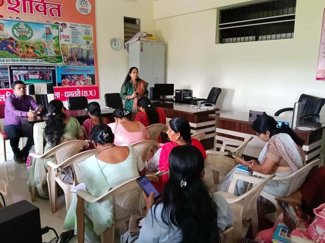 सेवा संकल्प अभियान के अंतर्गत जिले में पोषण जागरूकता बढ़ाने, कुपोषण की रोकथाम तथा पौष्टिक आहार को जनजीवन का हिस्सा बनाने के उद्देश्य से ‘हर घर मुनगा, घर-घर मुनगा’ विषय पर जिला स्तरीय प्रशिक्षण कार्यक्रम आयोजित किया गया। कार्यक्रम में मुनगा पौधों के रोपण, उनकी ऑनलाइन प्रविष्टि, सत्यापन तथा मुनगा की पत्तियों और फलियों के पोषण संबंधी महत्व पर विस्तार से चर्चा की गई।
#SevaSankalpAbhiya #सेवा_संकल्प_अभियान
#dhamtari
CMO Chhattisgarh DPR Chhattisgarh