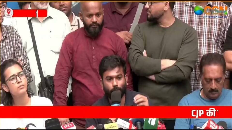 दिल्ली में CJP की प्रेस कॉन्फ्रेंस के दौरान जमकर हंगामा देखने को मिला… कॉकरोच जनता पार्टी के नेता अभिजीत दीपके और AISA प्रमुख नेहा बोरा मीडिया से बातचीत कर रहे थे, तभी पत्रकारों की भीड़ के बीच से ‘बंद करो, दफा हो जाओ’ के नारे गूंजने लगे। अचानक हुए हंगामे के बीच नेहा बोरा ने आयोजकों से विरोध कर रहे लोगों को बाहर निकालने की अपील की, वहीं अभिजीत दीपके ने तंज कसते हुए आरोप लगाया कि कुछ लोग 50 से 100 रुपये लेकर हंगामा करने आए हैं और उन्हें पैसे देकर बाहर कर देना चाहिए।
दरअसल, यह प्रेस कॉन्फ्रेंस CJP के ‘लहरा दो तिरंगा’ विरोध मार्च से ठीक एक दिन पहले आयोजित की गई थी। इस दौरान अभिजीत दीपके ने दिल्ली में छात्र-युवाओं के विरोध प्रदर्शनों और प्रशासन की कार्रवाई को लेकर केंद्र सरकार पर निशाना साधा।
दीपके ने दावा किया कि पिछले 10 से 15 दिनों से दिल्ली में छात्र और युवा प्रदर्शन कर रहे हैं, लेकिन प्रशासन उन्हें जबरन हटा रहा है। उन्होंने विपक्षी नेताओं की हिरासत का मुद्दा उठाते हुए ममता बनर्जी, अरविंद केजरीवाल और पिनाराई विजयन जैसे नेताओं का भी जिक्र किया। दीपके ने मुख्य चुनाव आयुक्त ज्ञानेश कुमार को लेकर आरोप लगाया कि उन्हें बचाने के लिए सरकारी मशीनरी का इस्तेमाल किया जा रहा है।
अभिजीत दीपके ने 10 अक्टूबर के आह्वान के बाद रेलवे और मेट्रो सेवाओं पर कथित पाबंदियों तथा दिल्ली में सुरक्षा बलों की तैनाती को लेकर भी सवाल उठाए। उन्होंने दावा किया कि प्रदर्शन की कवरेज कर रहे पत्रकारों को रोका गया, उनके साथ मारपीट हुई और उन्हें हिरासत में रखा गया। हालांकि, इन दावों की स्वतंत्र पुष्टि नहीं हुई है।
वहीं, नेहा बोरा ने भी पत्रकारों के साथ कथित दुर्व्यवहार का मुद्दा उठाया। उन्होंने आरोप लगाया कि पत्रकारों के कैमरे छीने गए और उन्हें विरोध प्रदर्शनों की कवरेज नहीं करने की चेतावनी दी गई। बोरा ने एक महिला पत्रकार के मामले का जिक्र करते हुए कथित यौन उत्पीड़न की शिकायत और उसके बाद जवाबी FIR दर्ज किए जाने का आरोप लगाया।
इस दौरान अभिजीत दीपके ने प्रधानमंत्री नरेंद्र मोदी और केंद्र सरकार पर भी तीखा हमला बोला। उन्होंने आरोप लगाया कि एक व्यक्ति को बचाने के लिए युवाओं को सड़कों पर घसीटा जा रहा है और दिल्ली में सुरक्षा व्यवस्था को असाधारण रूप से सख्त किया जा रहा है।
अब CJP ने शुक्रवार शाम ‘लहरा दो तिरंगा’ विरोध प्रदर्शन का आह्वान किया है। पार्टी की ओर से दिल्ली समेत अन्य शहरों में तिरंगा मार्च निकालने की बात कही गई है। वहीं, पुलिस सूत्रों के मुताबिक कनॉट प्लेस और जंतर-मंतर के आसपास सुरक्षा बढ़ाई जा सकती है और भीड़ को नियंत्रित करने के लिए बैरिकेडिंग की जा सकती है।
प्रेस कॉन्फ्रेंस में हुए हंगामे और सरकार पर लगाए गए आरोपों के बीच अब सबकी नजरें प्रस्तावित तिरंगा मार्च और प्रशासन की तैयारियों पर टिकी हैं।
#CJP #कॉकरोचजनतापार्टी #अभिजीतदीपके #नेहाबोरा #दिल्ली #दिल्लीहंगामा #प्रेसकॉन्फ्रेंस #लहरादोतिरंगा #तिरंगामार्च #दिल्लीप्रदर्शन #छात्रआंदोलन #युवाओंकीआवाज #पत्रकारोंकीसुरक्षा #लोकतंत्र #राजनीतिकघमासान #केंद्रसरकार #ज्ञानेशकुमार #जंतरमंतर #कनॉटप्लेस #BreakingNews #DelhiNews #PoliticalNews #ViralNews #HindiNews #LatestNews #CitySpecialNews
