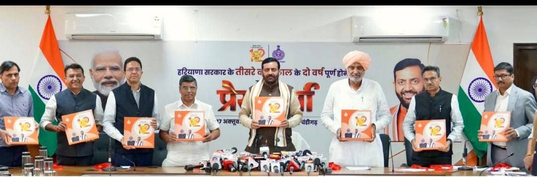 हरियाणा सरकार के नायाब 2 साल: विकसित हरियाणा के संकल्प को मिली नई गति*
*संकल्प-पत्र के 217 में से 76 संकल्प दो वर्ष में पूरे, 141 पर काम जारी - मुख्यमंत्री नायब सिंह सैनी*
*विपक्ष के कार्यकाल में हरियाणा पर्ची-खर्ची, भाई-भतीजावाद, भय, भ्रष्टाचार और क्षेत्रवाद के मामले में था नंबर वन*
*सत्ता में रहते हुए जनता से मिलते तक नहीं थे, आज सड़कों पर घूम रहे कांग्रेस नेता*
*मुख्यमंत्री नायब सिंह सैनी ने 2 साल के कार्यों का ब्योरा किया प्रस्तुत*
हरियाणा में जनविश्वास की शक्ति, सुशासन के संकल्प और जनकल्याण की प्रतिबद्धता के साथ राज्य सरकार ने अपने लगातार तीसरे कार्यकाल के दो वर्ष पूरे कर लिए हैं। मुख्यमंत्री श्री नायब सिंह सैनी ने इस अवसर पर प्रदेशवासियों का आभार व्यक्त करते हुए कहा कि जनता ने जिस विश्वास के साथ सरकार को सेवा का दायित्व सौंपा है, सरकार उसे पूरी निष्ठा, पारदर्शिता, संवेदनशीलता और जवाबदेही के साथ निभा रही है। उन्होंने कहा कि हमारी राजनीति सत्ता के लिए नहीं, बल्कि सेवा के लिए है। प्रदेश के 2 करोड़ 80 लाख नागरिकों की आकांक्षाएं हमारी प्राथमिकता हैं और हरियाणा को विकास, समान अवसर तथा जनकल्याण के नए आयामों तक पहुंचाना हमारा संकल्प है।
मुख्यमंत्री ने चंडीगढ़ में राज्य सरकार के तीसरे कार्यकाल के 2 वर्ष पूरे होने के उपलक्ष्य में आयोजित प्रेस वार्ता को संबोधित कर रहे थे। इस अवसर पर शिक्षा मंत्री श्री महीपाल ढांडा और कृषि एवं किसान कल्याण मंत्री श्री श्याम सिंह राणा भी मौजूद रहे। इस अवसर पर उन्होंने सरकार की दो वर्षों की उपलब्धियों पर आधारित पुस्तिका का विमोचन भी किया।
विपक्ष पर निशाना साधते हुए मुख्यमंत्री ने कहा कि अपने कार्यकाल में हरियाणा को नंबर वन बताने वाले लोगों को आज प्रदेश की वास्तविक प्रगति और बदलती तस्वीर हजम नहीं हो रही है। उनके समय में हरियाणा नंबर वन तो था, लेकिन पर्ची-खर्ची, भाई-भतीजावाद, भय, भ्रष्टाचार और क्षेत्रवाद के मामले में नंबर वन था। नौकरियों में योग्यता के बजाय सिफारिश और पर्ची—खर्ची का बोलबाला था। पाताल से लेकर आकाश तक घोटाले थे। ऐसे शासन ने प्रदेश के विकास को पीछे धकेला और प्रदेशवासियों के साथ धोखा किया। उनके सरकार के 10 सालों में प्रदेश के एक ही क्षेत्र का विकास किया गया, बाकी हरियाणा की अनदेखी की गई। उनके कार्यकाल में तीन — तीन दिन में गैस का सिलेंडर मिलता था, उस मामले में हरियाणा नंबर वन था। झूठे वादों में नंबर वन था। ये कहते थे कि 24 घंटे बिजली देंगे लेकिन हरियाणा 4 से 5 घंटे बिजली मिलने के मामले में नंबर वन था। यही कारण है कि जागरूक हरियाणावासियों ने बदलाव का निर्णय लेते हुए उन्हें सत्ता से बाहर का रास्ता दिखाया।
सत्ता में रहते हुए जनता से मिलते तक नहीं थे, आज सड़कों पर घूम रहे कांग्रेस नेता*
मुख्यमंत्री ने कांग्रेस नेताओं पर कटाक्ष करते हुए कहा कि आज कुछ लोग सड़कों पर घूमकर जनता के बीच जाने का प्रयास कर रहे हैं, लेकिन जब उनके हाथ में सत्ता थी, तब वे आम लोगों से मिलना तक पसंद नहीं करते थे। उन्होंने कहा कि उस समय उन्हें जनता के पसीने की बदबू आती थी। मुख्यमंत्री ने आरोप लगाया कि कांग्रेस की गलत नीतियों के कारण लोगों को प्रताड़ना झेलनी पड़ी, जनता ने इसका जवाब दिया है।
*‘विकसित भारत-2047’ के विजन के अनुरूप हरियाणा को देश का अग्रणी विकसित राज्य बनाने का संकल्प*
मुख्यमंत्री ने कहा कि प्रधानमंत्री नरेंद्र मोदी के 'विकसित भारत-2047' के विजन के अनुरूप हरियाणा को देश का अग्रणी विकसित राज्य बनाना सरकार का संकल्प है। इसी दिशा में 'विकसित हरियाणा, विकसित भारत' की भावना के साथ प्रत्येक नीति, योजना और निर्णय को किसान की खुशहाली, गरीब के आर्थिक सशक्तिकरण, युवाओं के रोजगार, महिलाओं के सम्मान तथा शिक्षा एवं स्वास्थ्य सुविधाओं के विस्तार पर केंद्रित किया गया है।
*संकल्पों को सिद्धि में बदलने की दिशा में ठोस कदम, 217 में से 76 संकल्प दो वर्ष में पूरे*
मुख्यमंत्री ने कहा कि हमारा मानना है कि 'विकसित हरियाणा विकसित भारत' की मजबूत नींव किसान की खुशहाली, गरीब की आर्थिक सुरक्षा, युवाओं के रोजगार, महिलाओं के सम्मान, बेहतर शिक्षा तथा स्वास्थ्य सुविधाओं से बने पिछले 2 वर्षों में हमारी सरकार के हर निर्णय और हर योजना के केंद्र यही सोच रही है। हम जो कहते हैं, उसे करते भी हैं। इसका प्रमाण यह है कि सरकार ने पिछले विधानसभा चुनावों के अपने संकल्प-पत्र के 217 में से 76 संकल्पों को दो साल में ही पूरा कर दिखाया है। इनमें मुख्य रूप से दीन दयाल लाडो लक्ष्मी योजना के तहत पात्र महिलाओं को प्रतिमाह 2,100 रुपये की वित्तीय सहायता, सभी फसलों की न्यूनतम समर्थन मूल्य पर खरीद, नकली खाद, बीज और कीटनाशक बनाने व बेचने वालों को 5 साल की सजा देने का कानून, डंकी रूट की समस्या को जड़ से खत्म करने के लिए कानून, हर हरियाणवी अग्निवीर को सरकारी नौकरी की गारंटी, सभी जिला सरकारी अस्पताल व मेडिकल कॉलेज में किडनी रोगियों के लिए मुफ्त डायलिसिस सेवा, आयुष्मान भारत योजना के तहत 70 वर्ष से अधिक आयु के बुजुर्गों को 5 लाख रुपये तक के मुफ्त ईलाज की सुविधा, अनुबंधित कर्मचारियों को सेवा सुरक्षा, हरियाणा राज्य के गठन से पहले के पट्टेदारों को भूमि का मालिकाना हक देना शामिल हैं। इसके अलावा, 141 संकल्पों पर काम प्रगति पर है।
मुख्यमंत्री ने कहा कि प्रधानमंत्री नरेन्द्र मोदी की हरियाणा कर्मभूमि रहा है। उनका हरियाणा से विशेष लगाव है। इसी के चलते उन्होंने प्रदेश के अपने 18 दौरों में 86 हजार करोड़ रुपये से अधिक की परियोजनाओं की सौगात दी है। पिछले 12 वर्षों में केंद्र सरकार की विभिन्न योजनाओं के अंतर्गत हरियाणा को 7 लाख करोड़ रुपये से अधिक की राशि मिली है।
*एचसीएस परिणाम ने दिखाया व्यवस्था में बदलाव, युवाओं का ध्यान अब पढ़ाई पर*
मुख्यमंत्री नायब सिंह सैनी ने कहा कि पहले युवाओं को नौकरी पाने के लिए नेताओं की परिक्रमा करनी पड़ती थी। उनका समय पढ़ाई के बजाय सिफारिश के लिए चक्कर लगाने में बीतता था। आज युवा अपना पूरा ध्यान पढ़ाई और प्रतियोगी परीक्षाओं की तैयारी पर लगा रहे हैं।
उन्होंने कहा कि एचसीएस परीक्षा के परिणाम ने साबित किया है कि अब युवाओं को मेरिट के आधार पर नौकरियां मिल रही हैं। मुख्यमंत्री ने बताया कि सरकार अब तक 46,500 युवाओं को नौकरियां दे चुकी है। उन्होंने कहा कि विपक्ष के नेता भी जानते हैं कि उनकी खड़ी की हुई व्यवस्थाओं के बावजूद सरकार ने बिना पर्ची-खर्ची के नौकरियां दी हैं।
*पंजाब में नशे पर किए वादों का क्या हुआ, आप पार्टी की सरकार दे जवाब*
पंजाब में नशे की समस्या पर मुख्यमंत्री ने वहां की सरकार के कामकाज पर सवाल उठाते हुए कहा कि जनता से तीन से छह महीने में नशा कम करने का वादा किया गया था। उन्होंने पूछा कि उस वादे पर अब तक क्या परिणाम सामने आए हैं।
मुख्यमंत्री ने आरोप लगाया कि पंजाब सरकार ने काम करने का समय गंवा दिया और आज लोग डर के कारण नशे के खिलाफ शिकायत करने से भी बचते हैं। उन्होंने कहा कि जनता से किए वादों पर पंजाब सरकार को जवाब देना चाहिए।
*बिना थके, बिना रुके देश के लिए काम कर रहे प्रधानमंत्री मोदी*
मुख्यमंत्री ने कहा कि प्रधानमंत्री नरेंद्र मोदी बिना थके, बिना रुके और बिना छुट्टी लिए देश को आगे बढ़ाने के लिए निरंतर काम कर रहे हैं। उनकी कार्यशैली जनप्रतिनिधियों के लिए प्रेरणा है। उन्होंने कहा कि प्रधानमंत्री के कामकाज के कारण देश के विभिन्न राज्यों और विदेशों में बसे भारतीयों की अपेक्षाएं बढ़ी हैं। मुख्यमंत्री ने अपने स्वीडन दौरे का उल्लेख करते हुए कहा कि वहां भी लोग ‘मोदी-मोदी’ करते हैं और भारत में काम करने तथा निवेश करने के लिए उत्सुक हैं। मुख्यमंत्री ने इसे प्रधानमंत्री की नीतियों का परिणाम बताया। उन्होंने कांग्रेस नेता राहुल गांधी पर टिप्पणी करते हुए कहा कि उन्हें प्रधानमंत्री की नीतियों और उनके प्रभाव की समझ नहीं है।
इस मौके पर मुख्य सचिव अनुराग रस्तोगी, आयुक्त एवं सचिव डॉ अमित अग्रवाल, आयुक्त एवं सचिव अशोक मीणा, आयुक्त एवं सचिव के मकरंद पांडुरंग, मुख्यमंत्री के मीडिया एडवाइजर श्री राजीव जेटली सहित अन्य अधिकारी मौजूद थे।