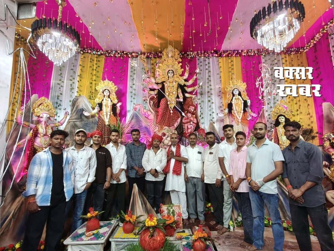 महदह गांव का आकर्षक पूजा पंडाल व पूजा समिति के सदस्य
आदर्श दुर्गा पूजा समिति महदह फोटो- अरबिंद पाठक
