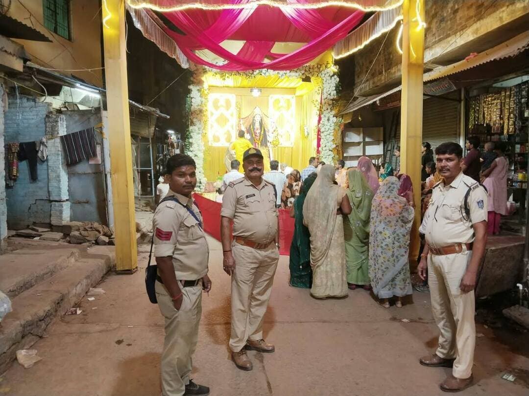 चित्रकूट- मझगवां कस्बे में देर रात भी मझगवां थाना पुलिस द्वारा दुर्गा पंडालों की सतत निगरानी जारी, लगातार दुर्गा पंडालों पर पेट्रोलिंग कर रही मझगवां थाना पुलिस, आज सप्तमी के दिन दुर्गा पंडालों पर उमड़ी भीड़।