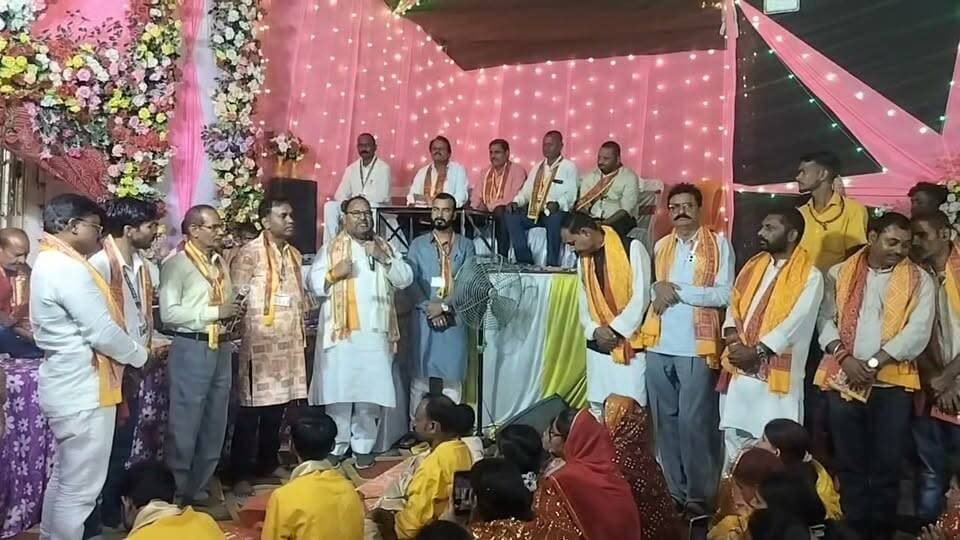 माँ दुर्गा की महाआरती में विधायक प्रमोद कुमार सिंह सम्मिलित होकर लिया आशीर्वाद 🙏🚩
रफीगंज प्रखंड अंतर्गत चरकावा रोड, शिव स्थान स्थित वार्ड संख्या 13 एवं 14 में श्री श्री दुर्गा पूजा समिति द्वारा आयोजित भव्य महाआरती कार्यक्रम में मुख्य अतिथि के रूप में विधायक प्रमोद कुमार सिंह सम्मिलित होकर माँ दुर्गा की आराधना की एवं समस्त क्षेत्रवासियों के सुख, समृद्धि और खुशहाली की कामना की। इस दौरान उन्होंने क्या कहा जरूर सुने।
जय माता दी! 🙏🚩
#रफीगंज
#चरकावां
#नवरात्रि
#औरंगाबाद
#प्रमोद_कुमार_सिंह
#रफीगंज_विधानसभा_क्षेत्र
#जनता_दल_यूनाइटेड
