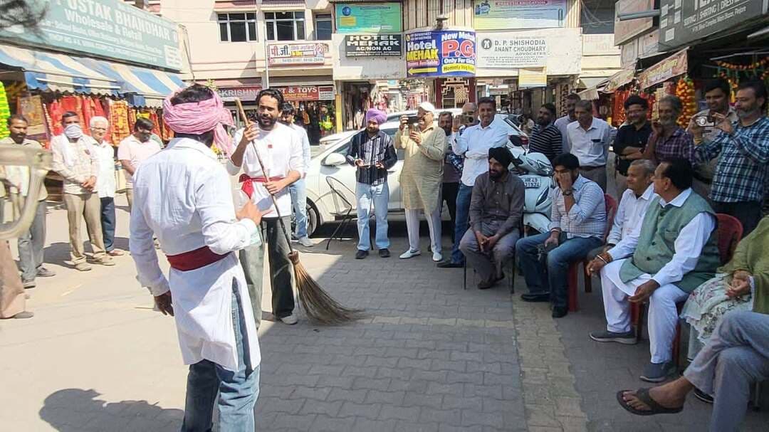 🌿🙏 सेवा संकल्प अभियान के तहत स्वच्छता का संदेश 🙏🌿
आज पिंजौर स्थित खेड़ा मंदिर, शिवा कॉम्प्लेक्स में ‘सेवा संकल्प अभियान’ के अंतर्गत स्वच्छता पर आधारित नुक्कड़ नाटक के माध्यम से जनजागरूकता का संदेश दिया गया।
इस अवसर पर कालका विधायक श्रीमती शक्ति रानी शर्मा जी की उपस्थिति रही। कार्यक्रम में मुझे भी उपस्थित रहकर स्वच्छता के प्रति लोगों को जागरूक करने के इस प्रयास में सहभागिता करने का अवसर मिला। भाजपा के पदाधिकारी, कार्यकर्ता एवं क्षेत्र के गणमान्य व्यक्ति भी मौजूद रहे।
स्वच्छता हम सभी की जिम्मेदारी है। आइए, स्वच्छ पिंजौर, सुंदर पिंजौर का संकल्प लें। 🌱
कृष्ण लाल लांम्बा
अध्यक्ष, नगर परिषद कालका
#SevaSankalpAbhiyan #SwachhBharatAbhiyan #CleanlinessDrive #Pinjore #Kalka